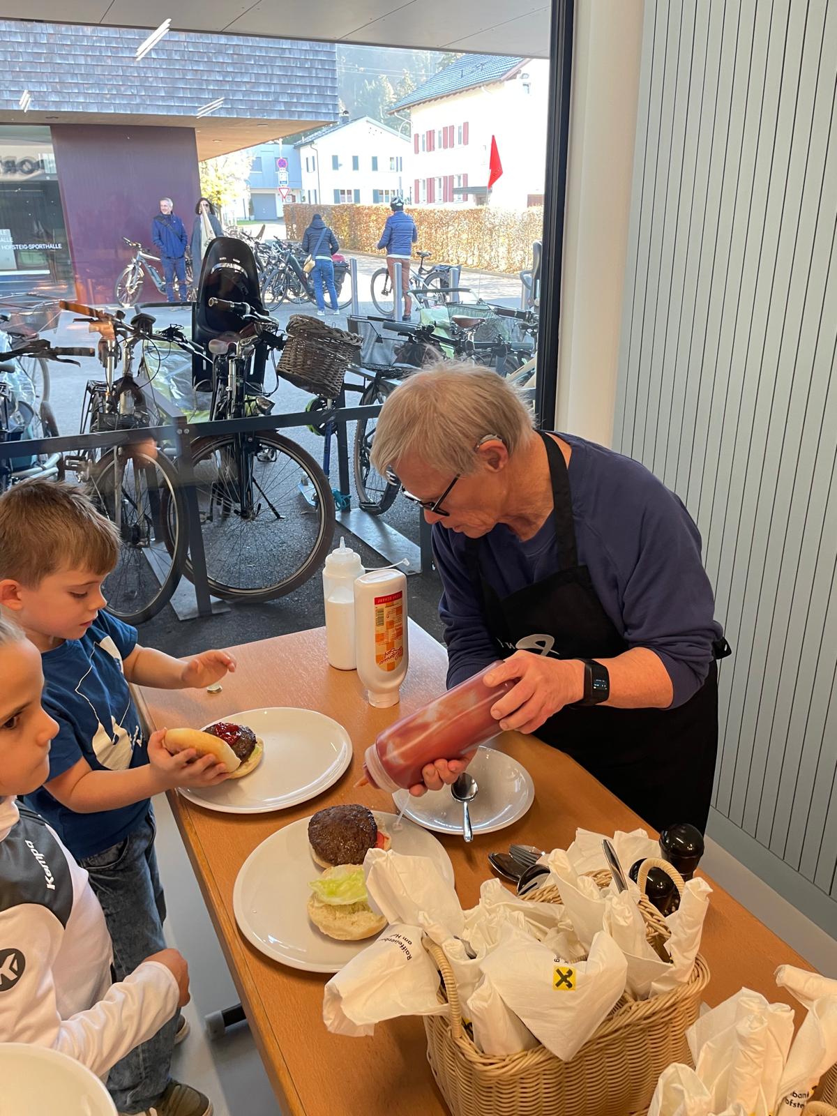 Fredi half nicht nur beim Sugo-Kochen, sondern auch der Essensausgabe. (Foto: NAM)