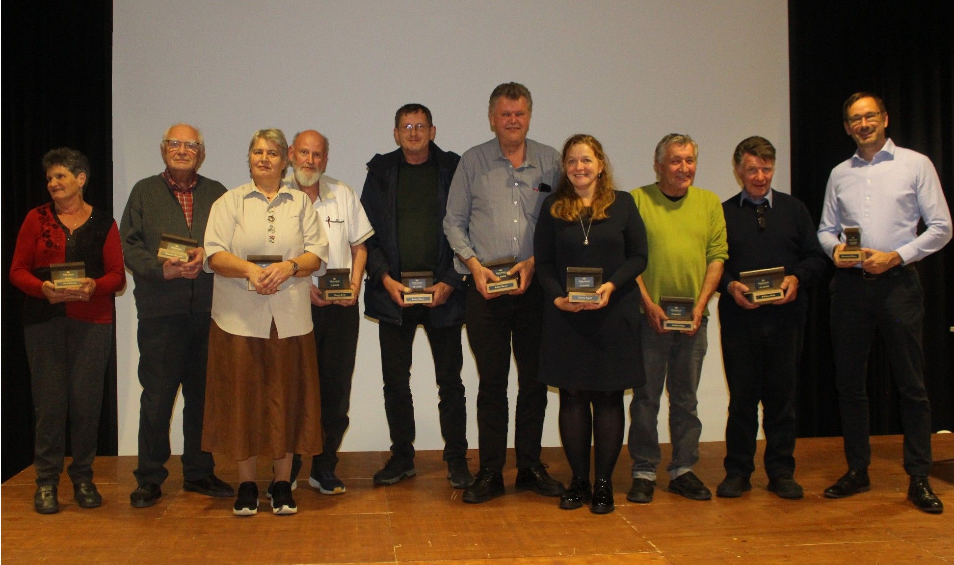 Die mehr als 30 Jahre aktiven Jubilare mit Bürgermeister Hubert Graf (rechts).   