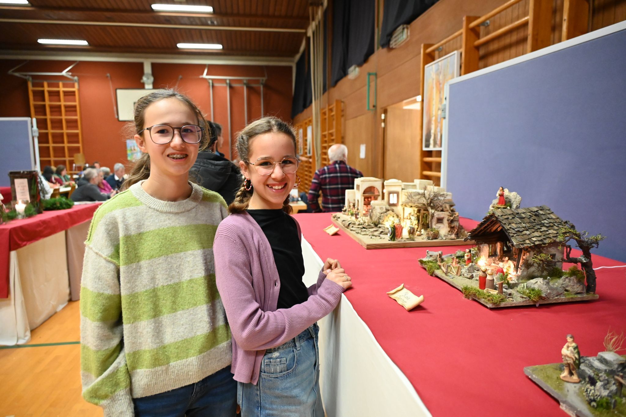 Rosa (rechts) zeigt ihrer Schwester Lisa ihre Krippe.