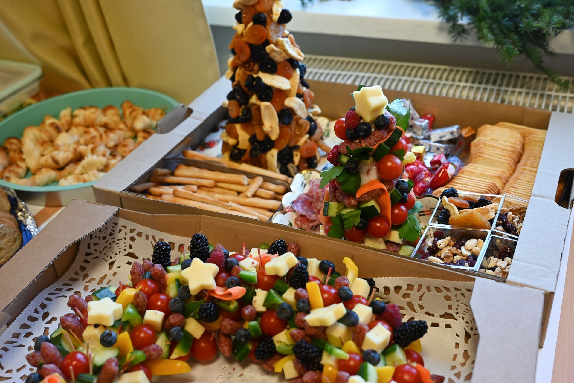 Für Stärkung sorgten einige Eltern, die sich ganz dem weihnachtlichen Thema hingaben und leckere Jausen zubereiteten.