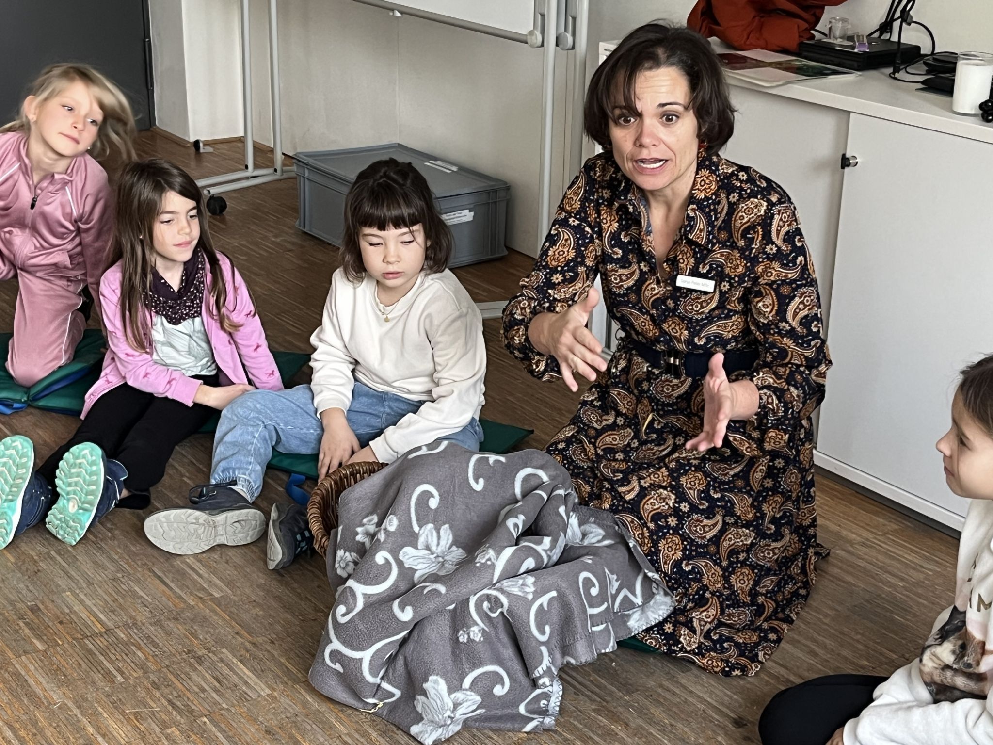 Sonja Peter erklärte den Kindern wie sie den Igel richtig halten sollen.