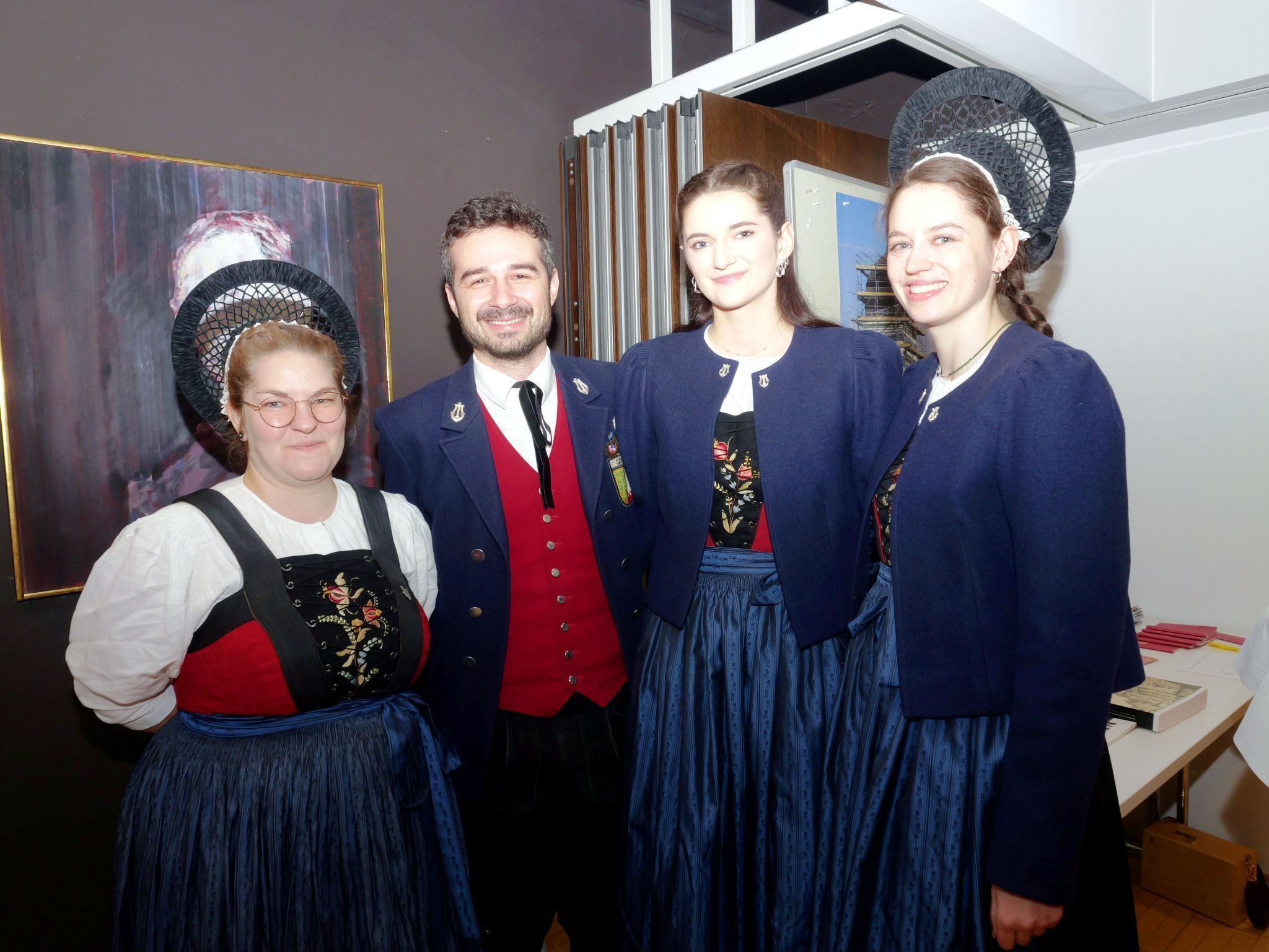 Michele, Anna-Maria und Nina mit Jugendkapellmeister Dominik Lerchster.