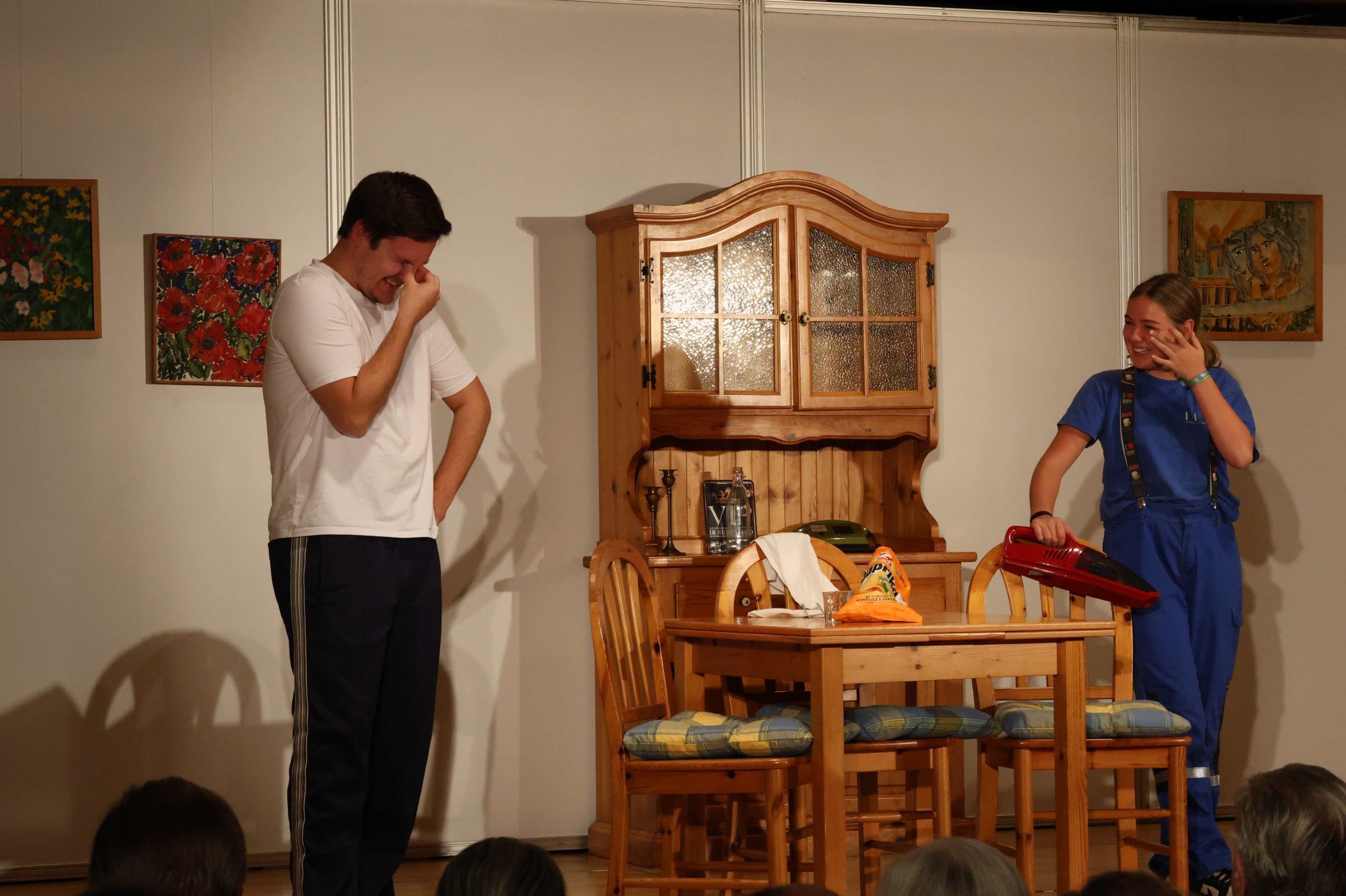 Schmid und Hütter eine Weile vom Lachen überwältigt..