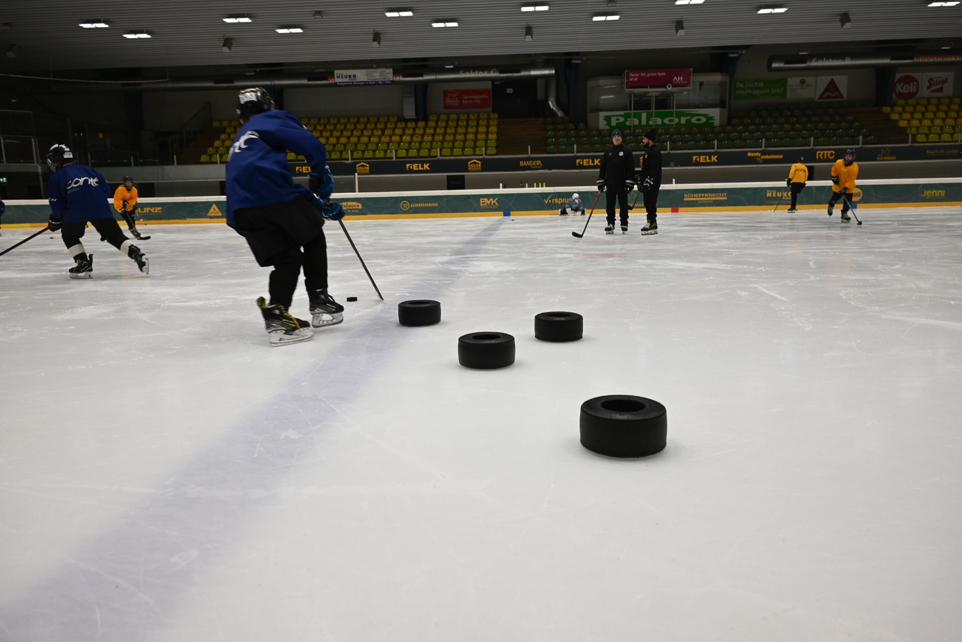 In einer Stunde arbeiten die Trainer an den technischen Fertigkeiten des Nachwuchses.