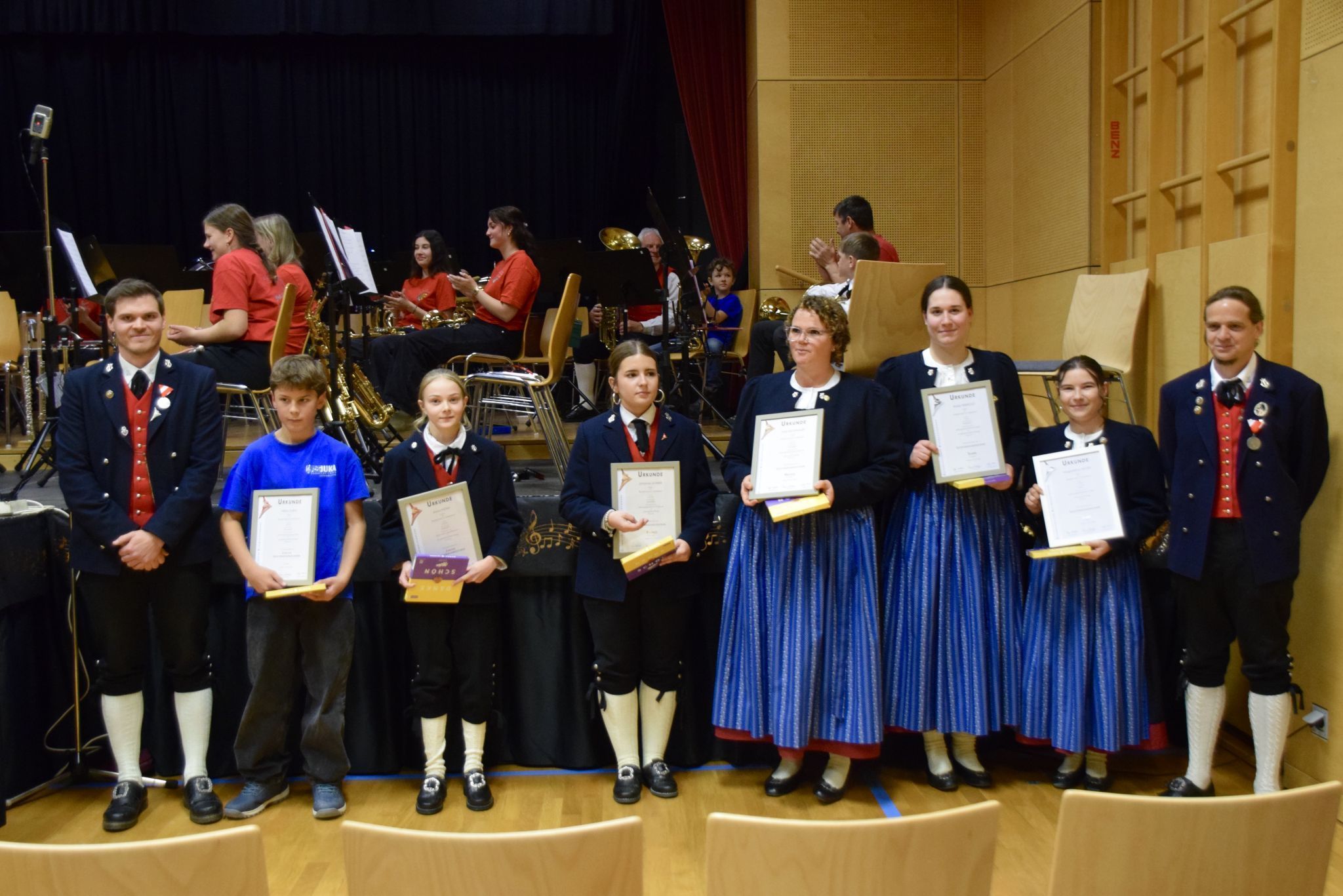 Verleihung von Leistungsabzeichen des Österreichischen Blasmusikverbandes: Obmann Stefan Marlin, Niklas Durig, Anna Thöny, Johanna Vonier, Julia Lechthaler, Ronja Weinold, Magdalena Netzer und Johannes Juen.