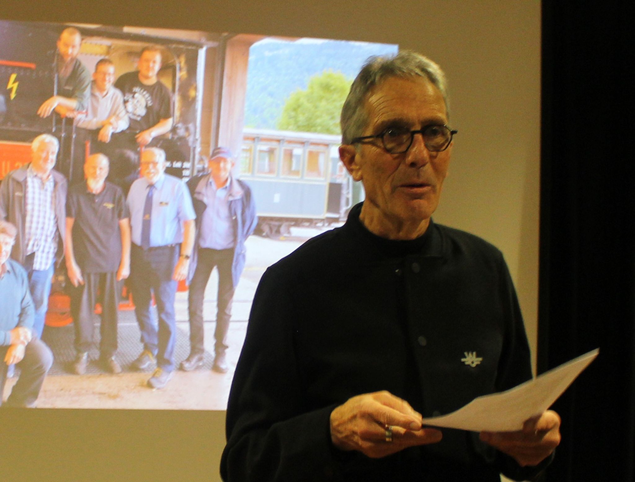 Albert Spirig moderierte humorvoll durch den Jubiläumsabend.   