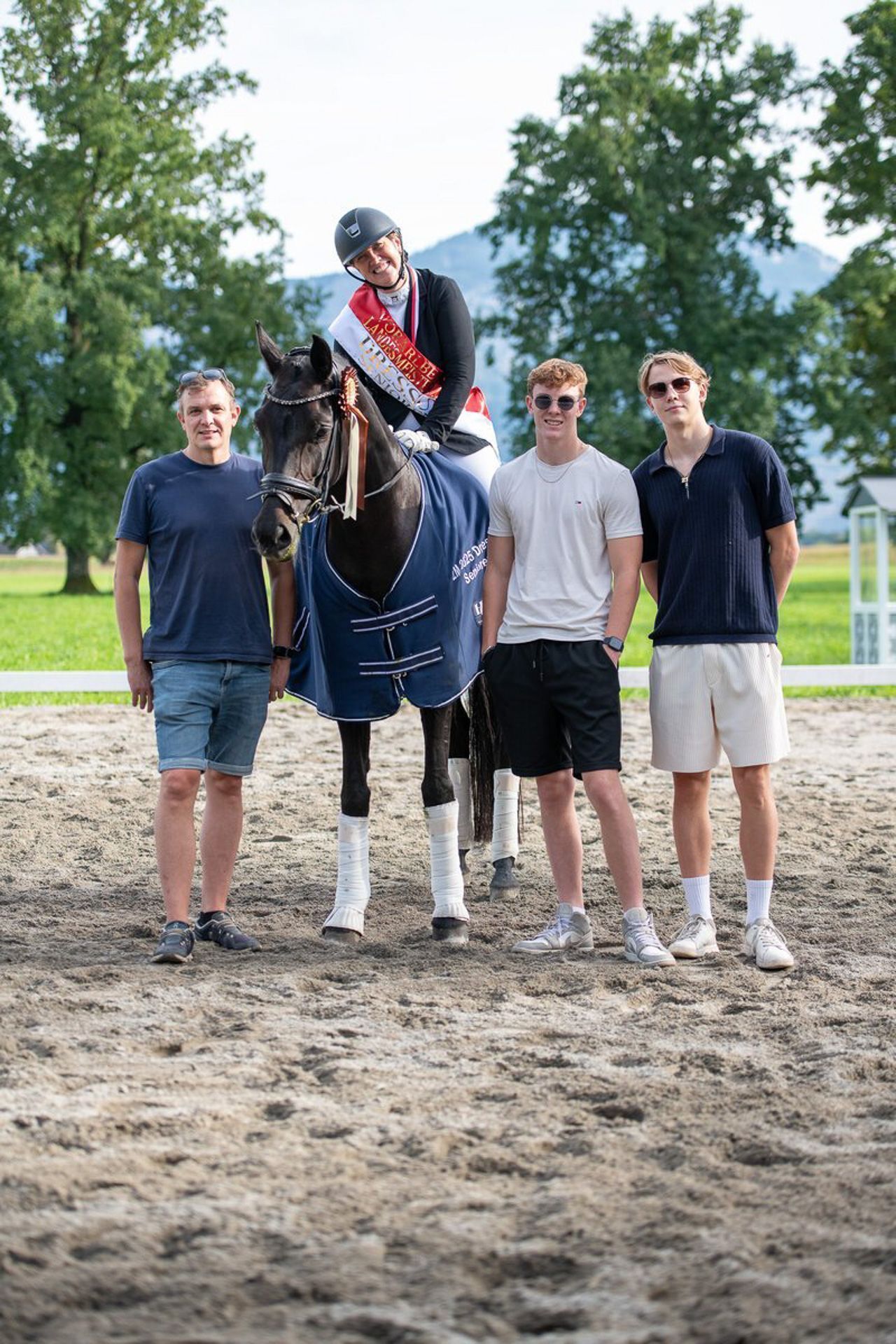 Die glückliche Gewinnerin mit ihrem Mann Ingo und ihren beiden Söhnen.