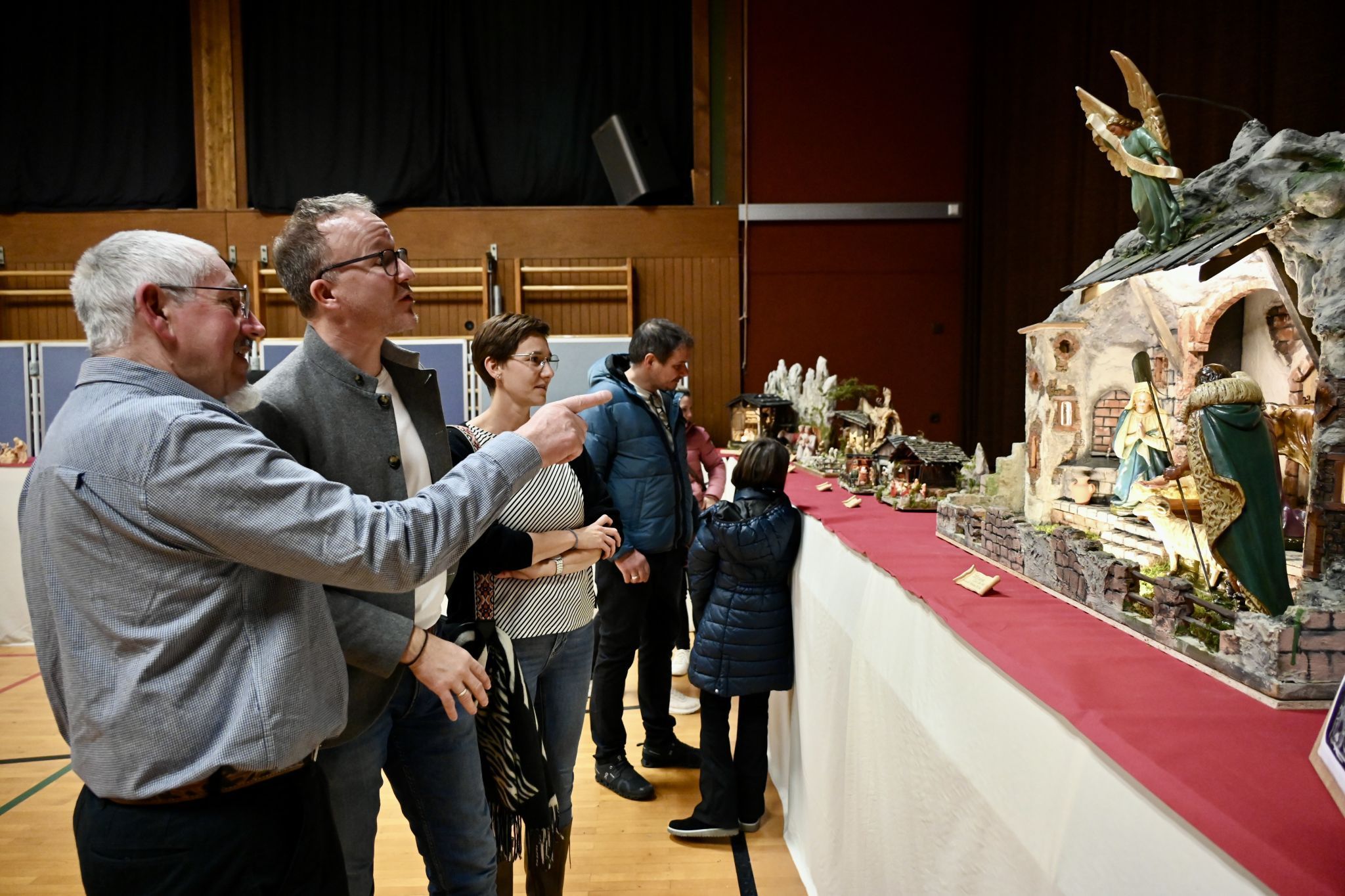 Obmann Harald Zipper erklärt des gebürtigen Waldner Landesrat Christian Gantner die restaurierte Krippe der Pfarrkirche Wald a. A.