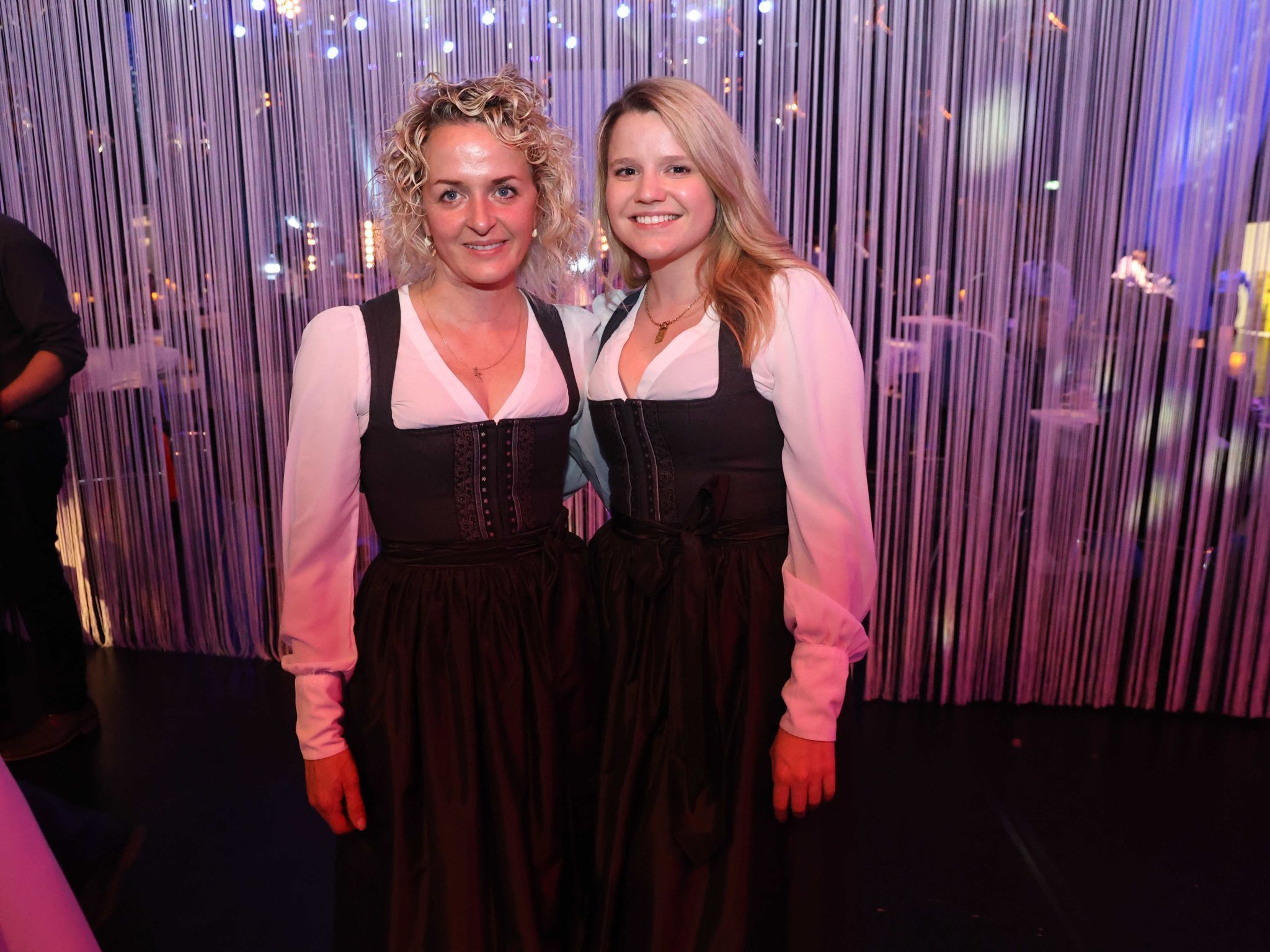 Kathi Metz (Hotel Valavier) und erfolgreiche Mitarbeiterin Santina Cavada.