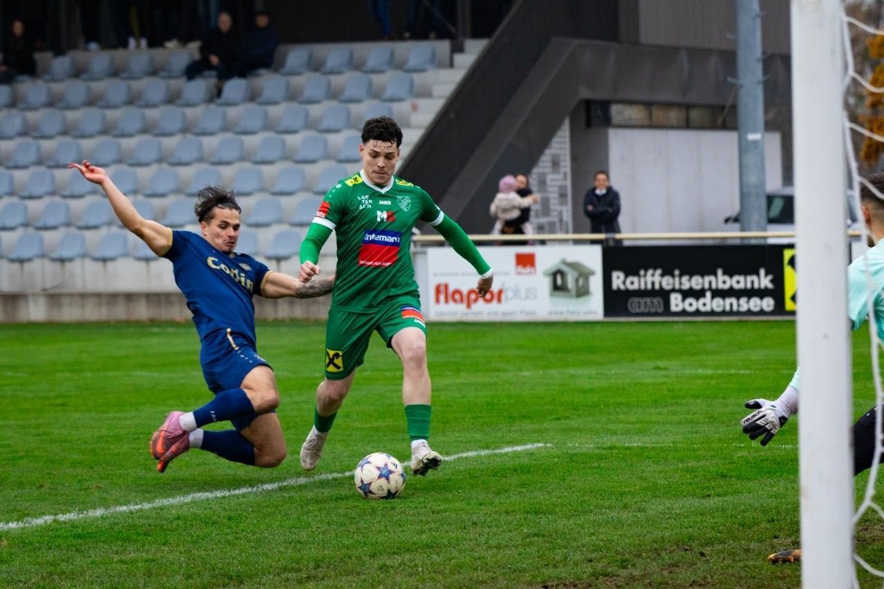 Das Siegtor im Derby: Valentin Matkovic trifft für Lauterach.BILDSTEIN