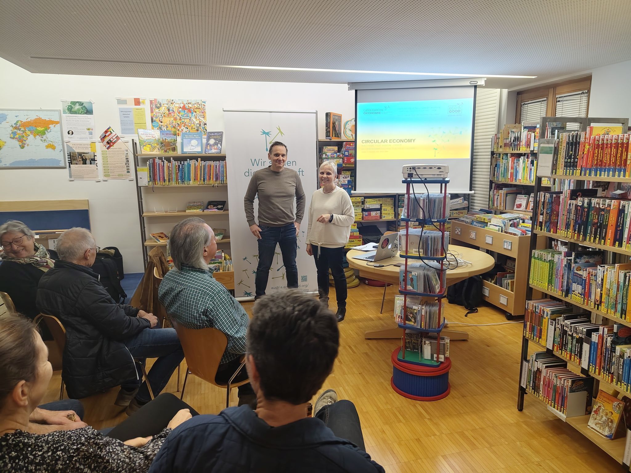 Referent Martin Jenny und Bibliotheksleiterin Margit Brunner Bohm freuten sich über das rege Interesse