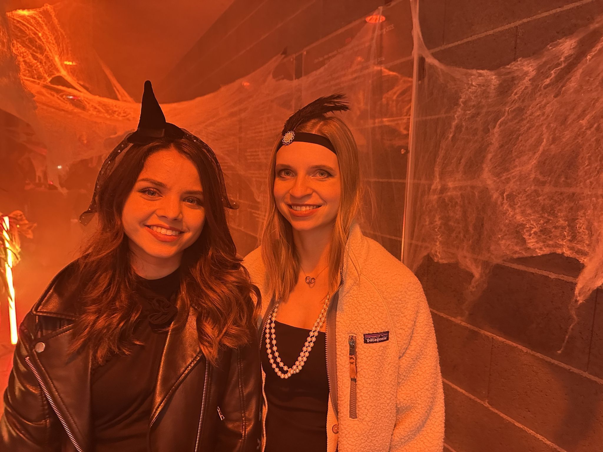 Die beiden Freundinnen Julia Degold aus Bludesch und Natalie Amann aus Dornbirn sind bei jedem filmischen Nervenkitzel dabei