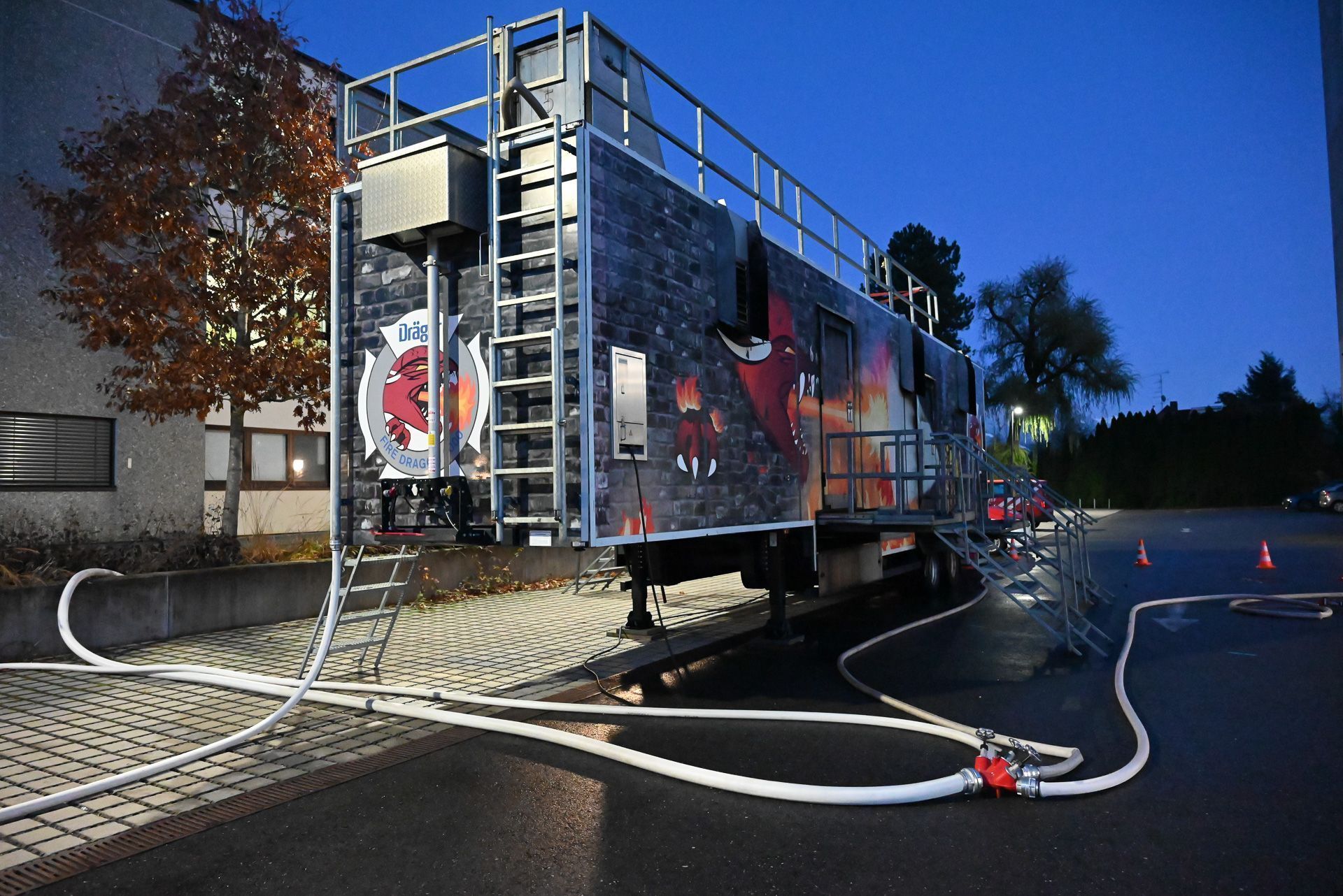 Feuerwehren und Betriebsfeuerwehren aus dem ganzen Land nehmen dieses Übungsangebot wahr.