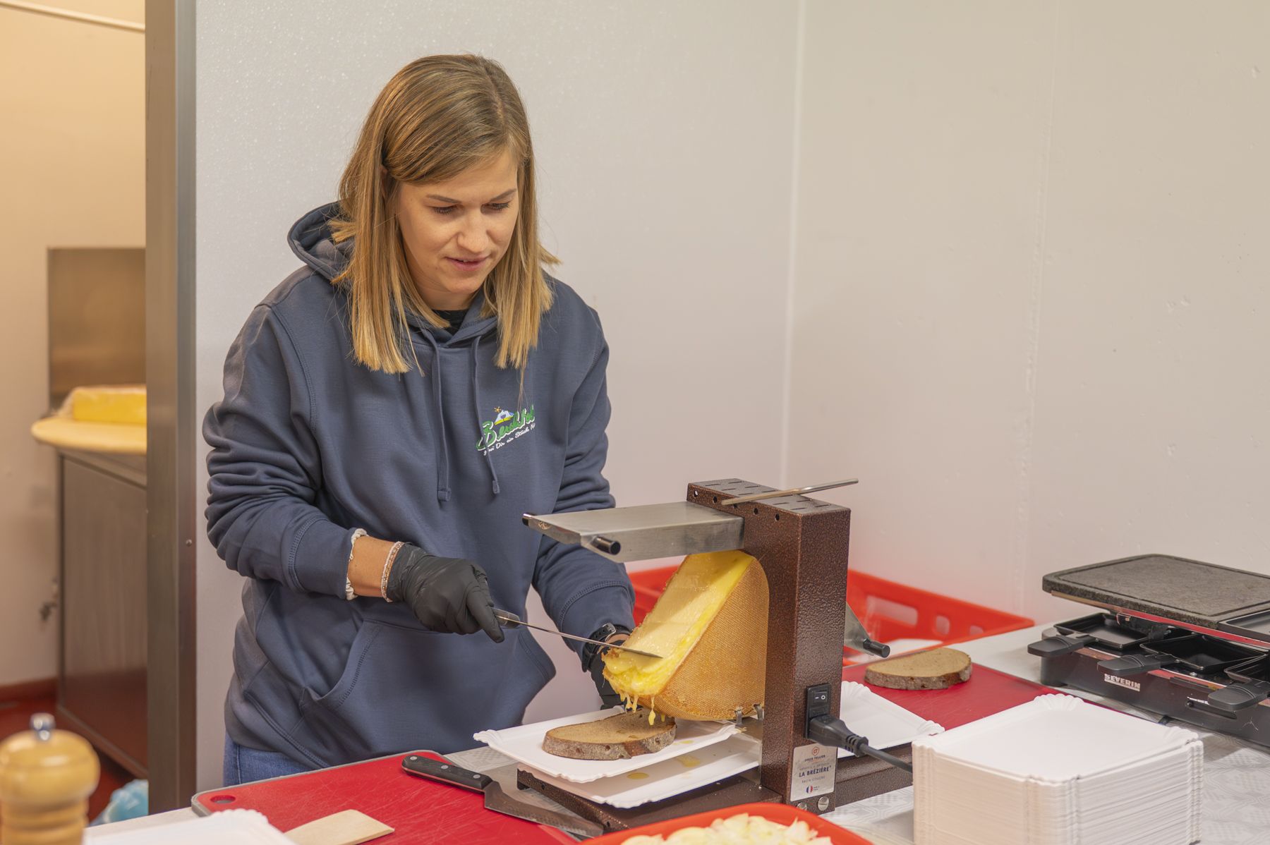 Ein warmes Raclette-Brot gehörte zu den genüsslichen Spezialitäten