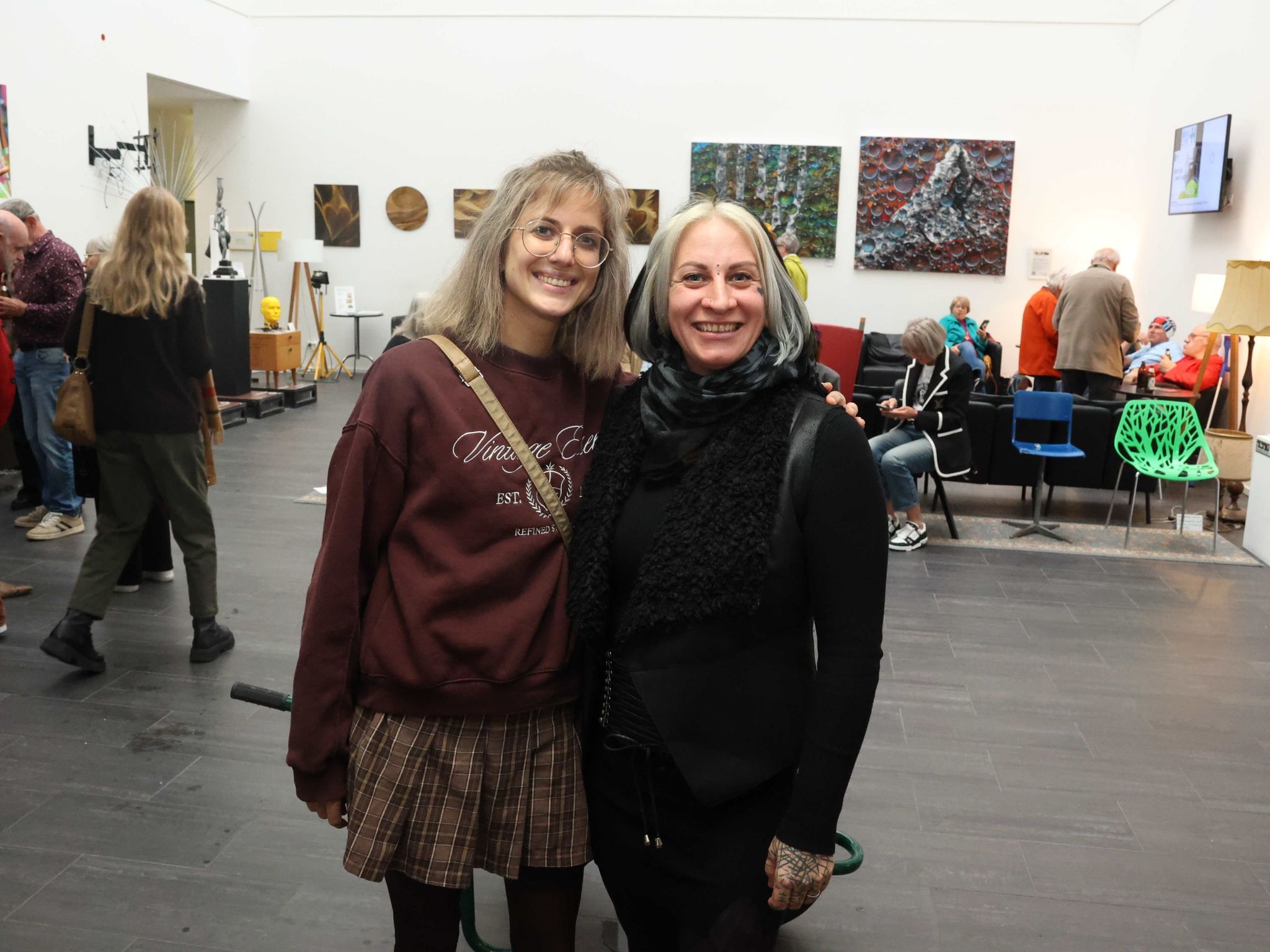 Besucherinnen Madlen Zuchetto und Janine Schatzmann.