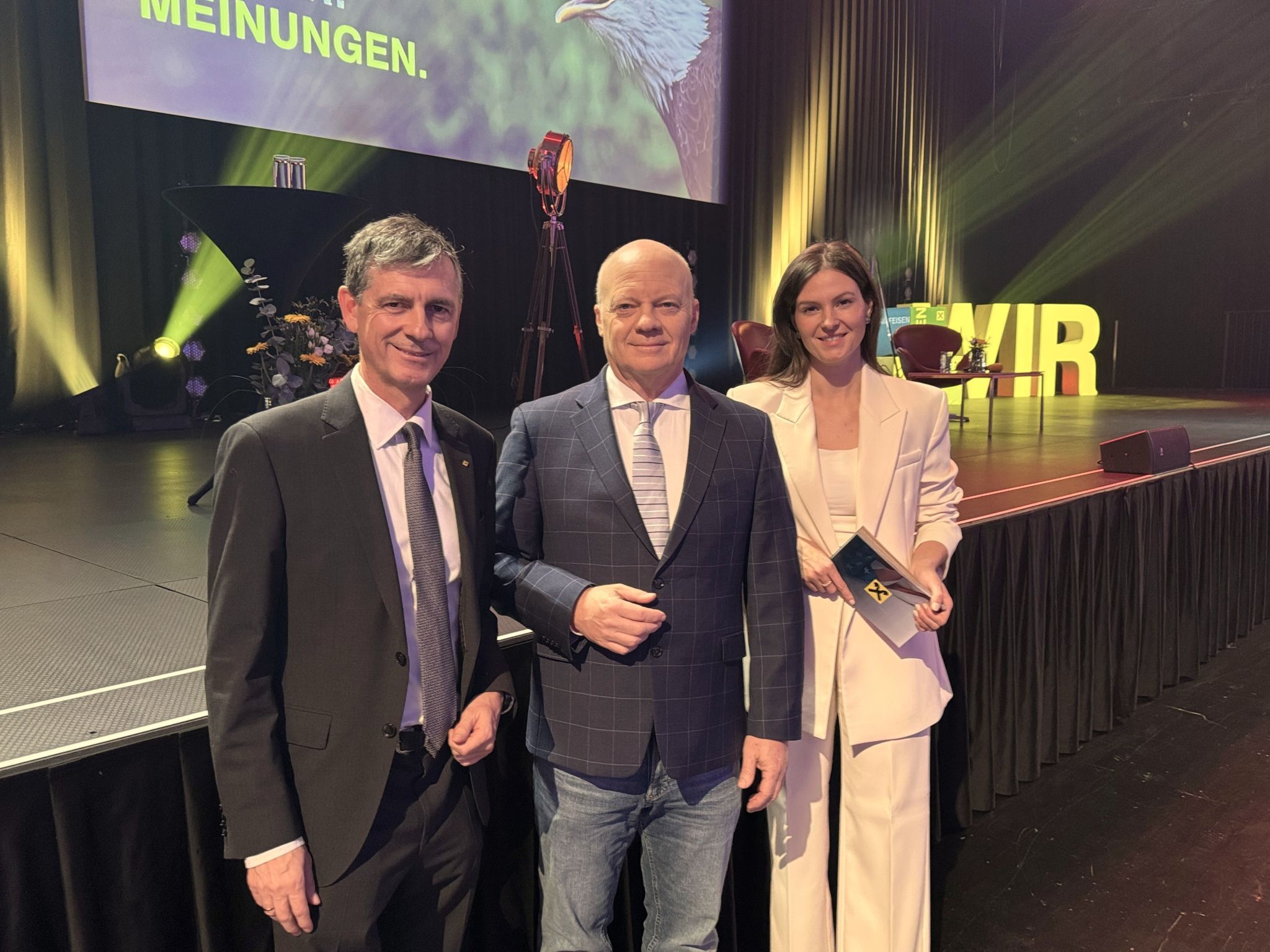 Vorstandsvorsitzende Michael Alge, USA-Experte Thomas Langpaul und Moderatorin Isabella Canaval bei der Veranstaltung in der Werkstattbühne.