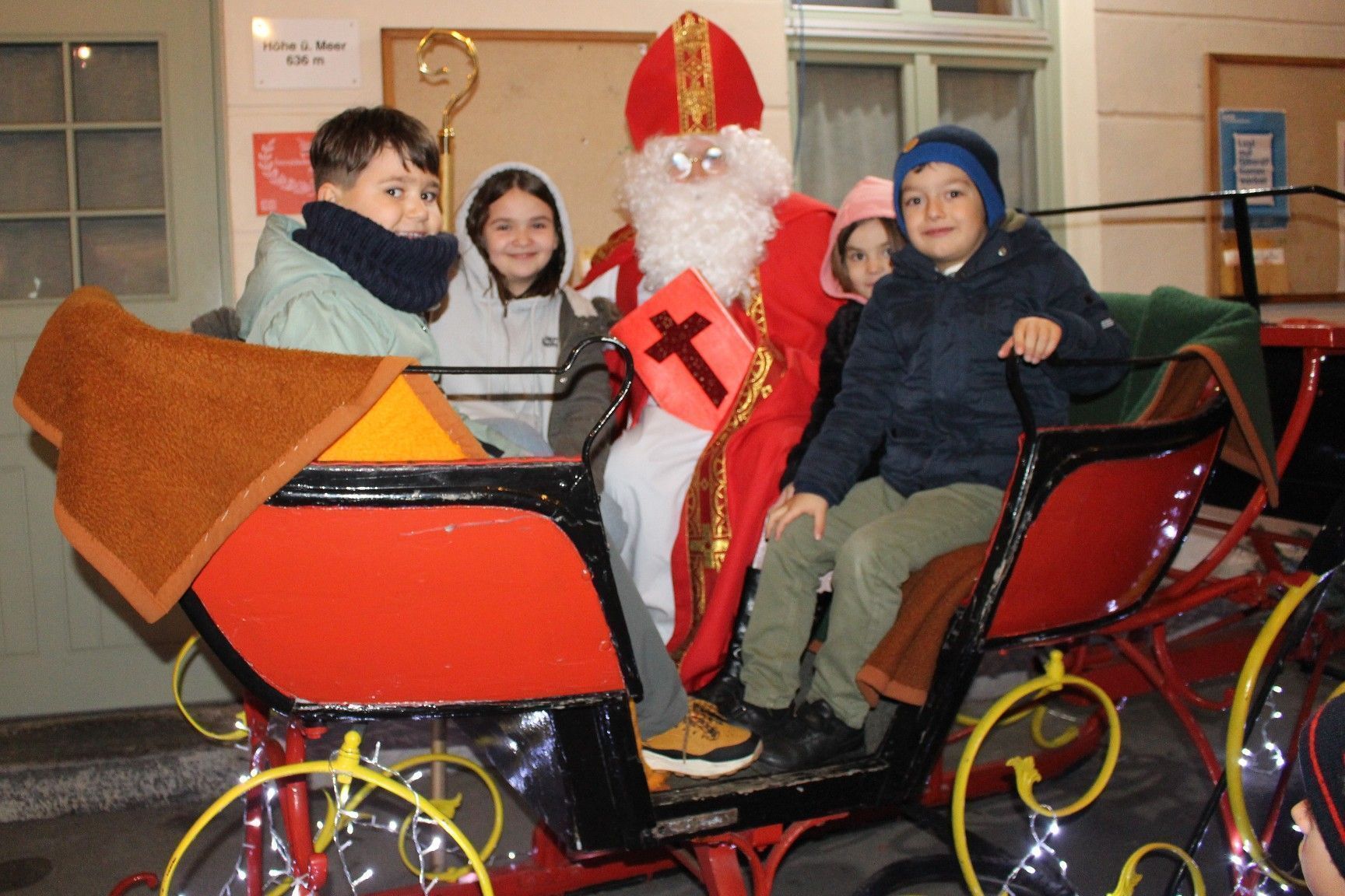 Mit dem Nikolaus in der Kutsche – für Tausende Kids wird das wieder zum Highlight der Nikolausfahrten des Wälder Museumsbähnles. PETER STRAUSS