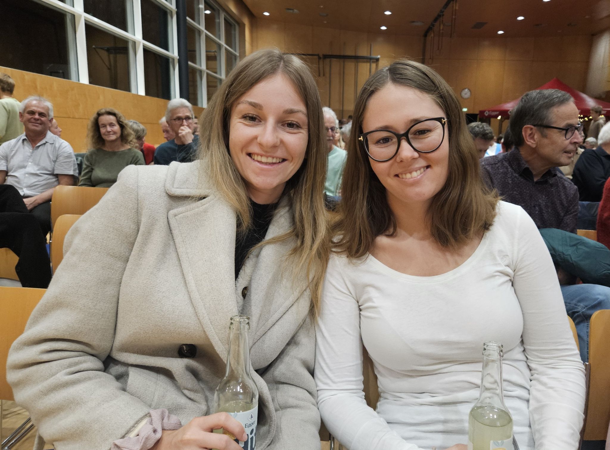 Die Schwestern Jaqueline und Nina zeigten sich an der Geschichte ihrer Heimatgemeinde interessiert.