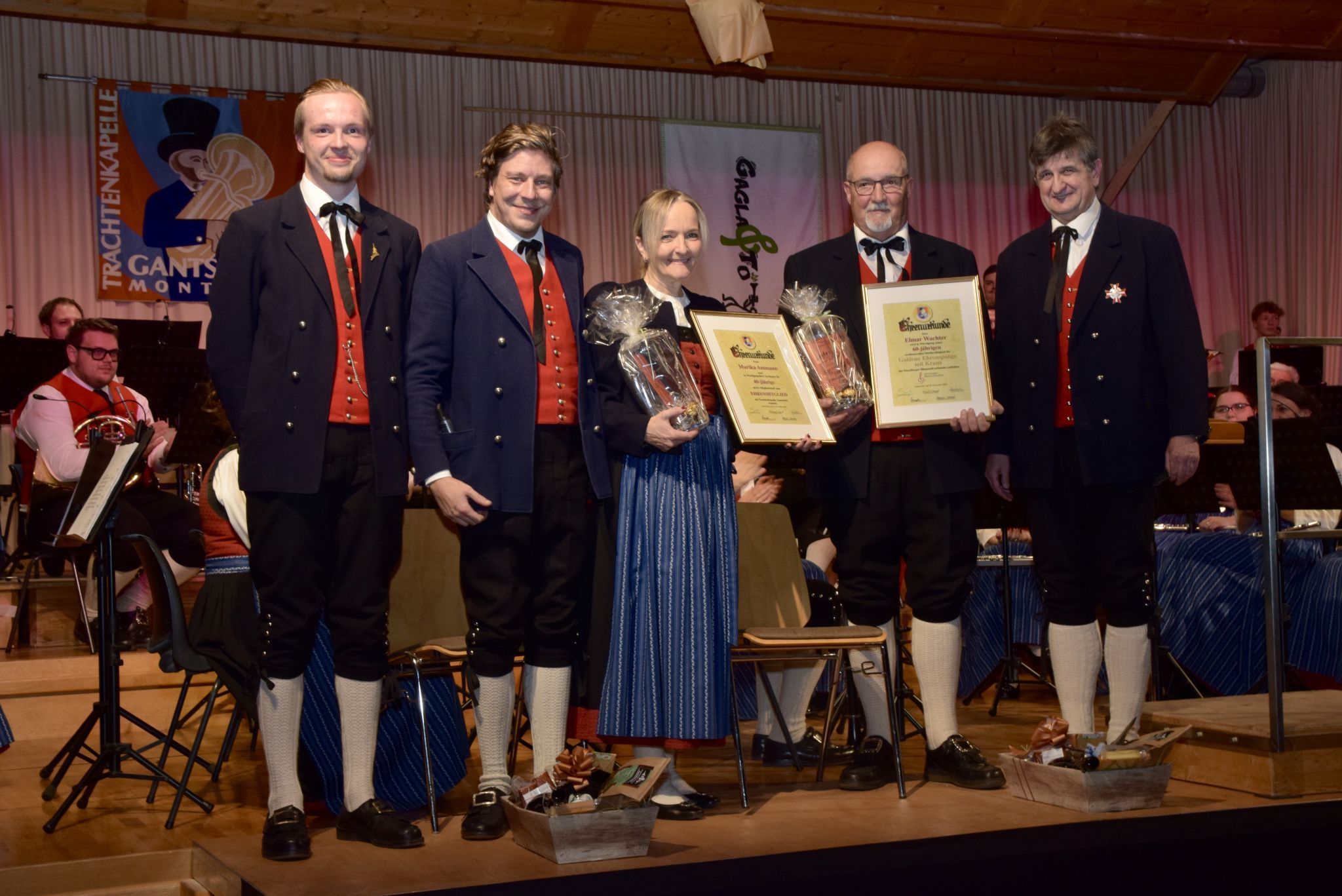 Kapellmeister Philipp Bargehr, Vereinsobmann Martin Sadjak, Jubilare Marika Ammann und Elmar Wachter sowie Stabführer Erik Brugger bei der Ehrung am Samstagabend.