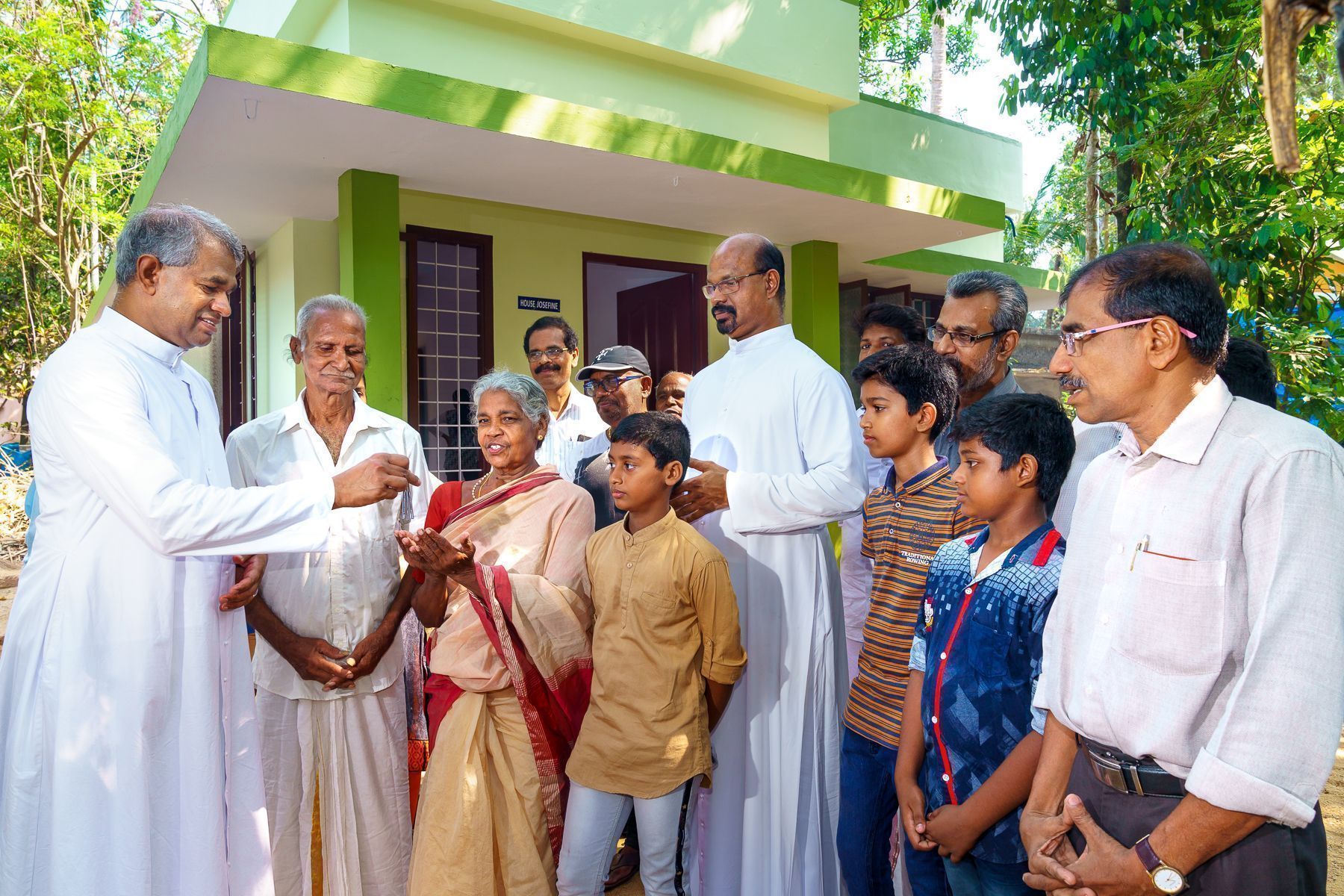 Hausübergabe mit Freude: Beim jüngsten Indienbesuch konnte Pfarrer Georg 36 neue Häuser an glückliche Familien übergeben.