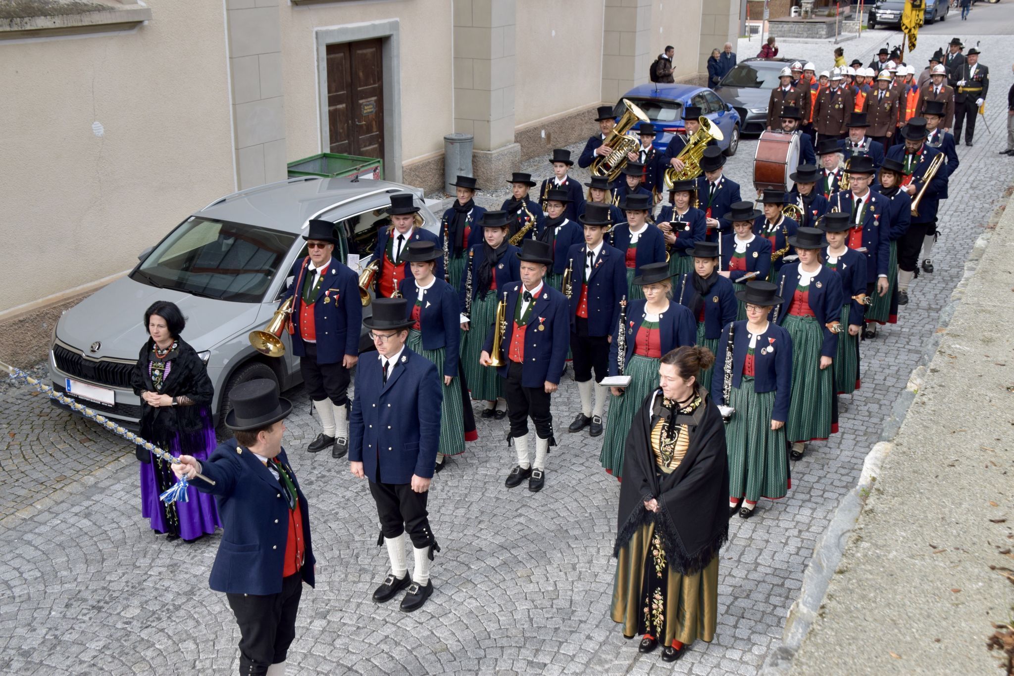 Mitglieder der Bürgermusik Gaschurn-Partenen, Ortsfeuerwehr Gaschurn, Feuerwehrjugend Gaschurn und des Kameradschaftsbundes und Schützenvereines Gaschurn-Partenen marschierten nach dem Gefallenengedenken durch den Ortskern.