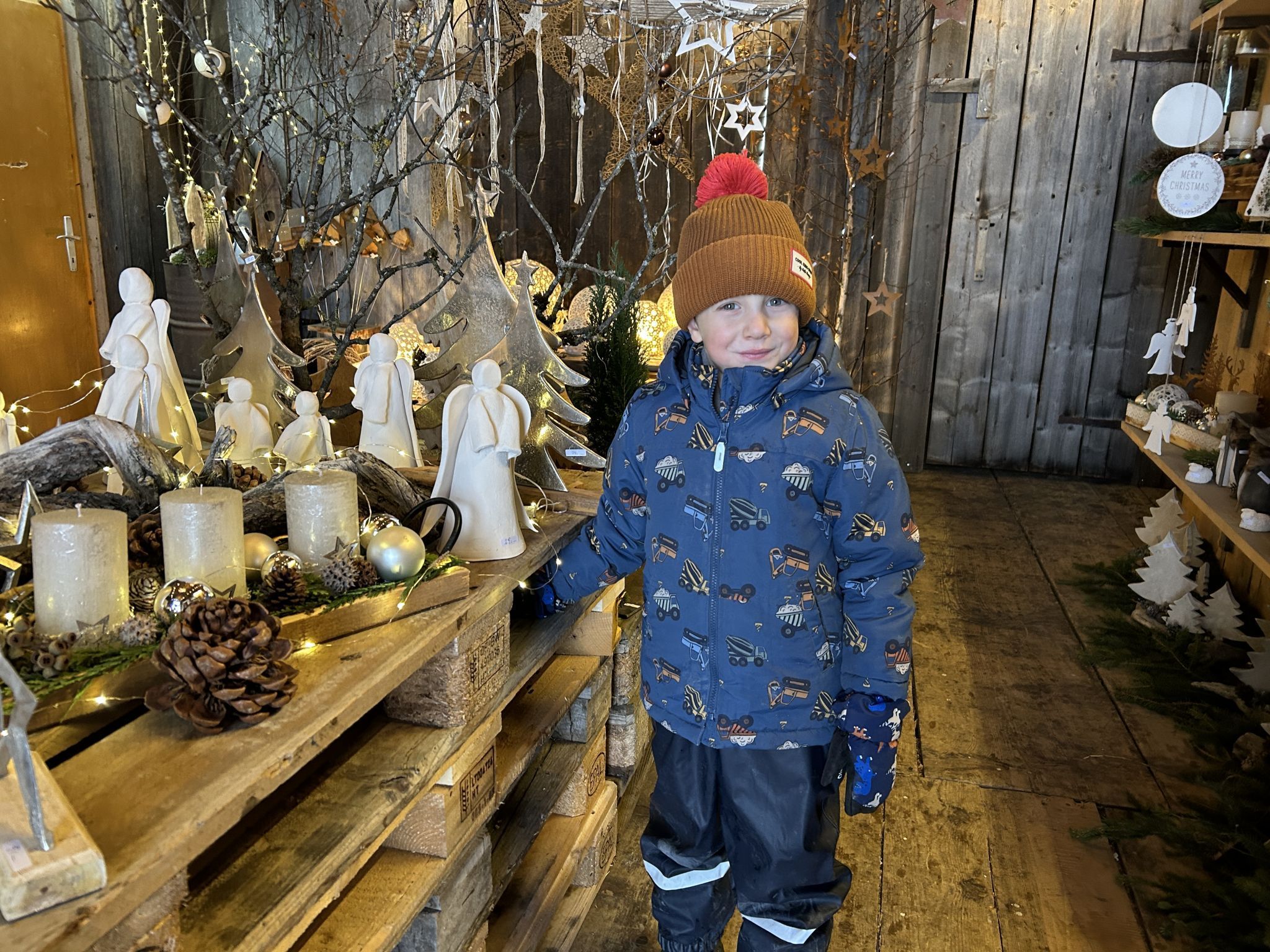 Auch der kleine Pirmin war ganz begeistert von so viel Weihnachtsglanz.
