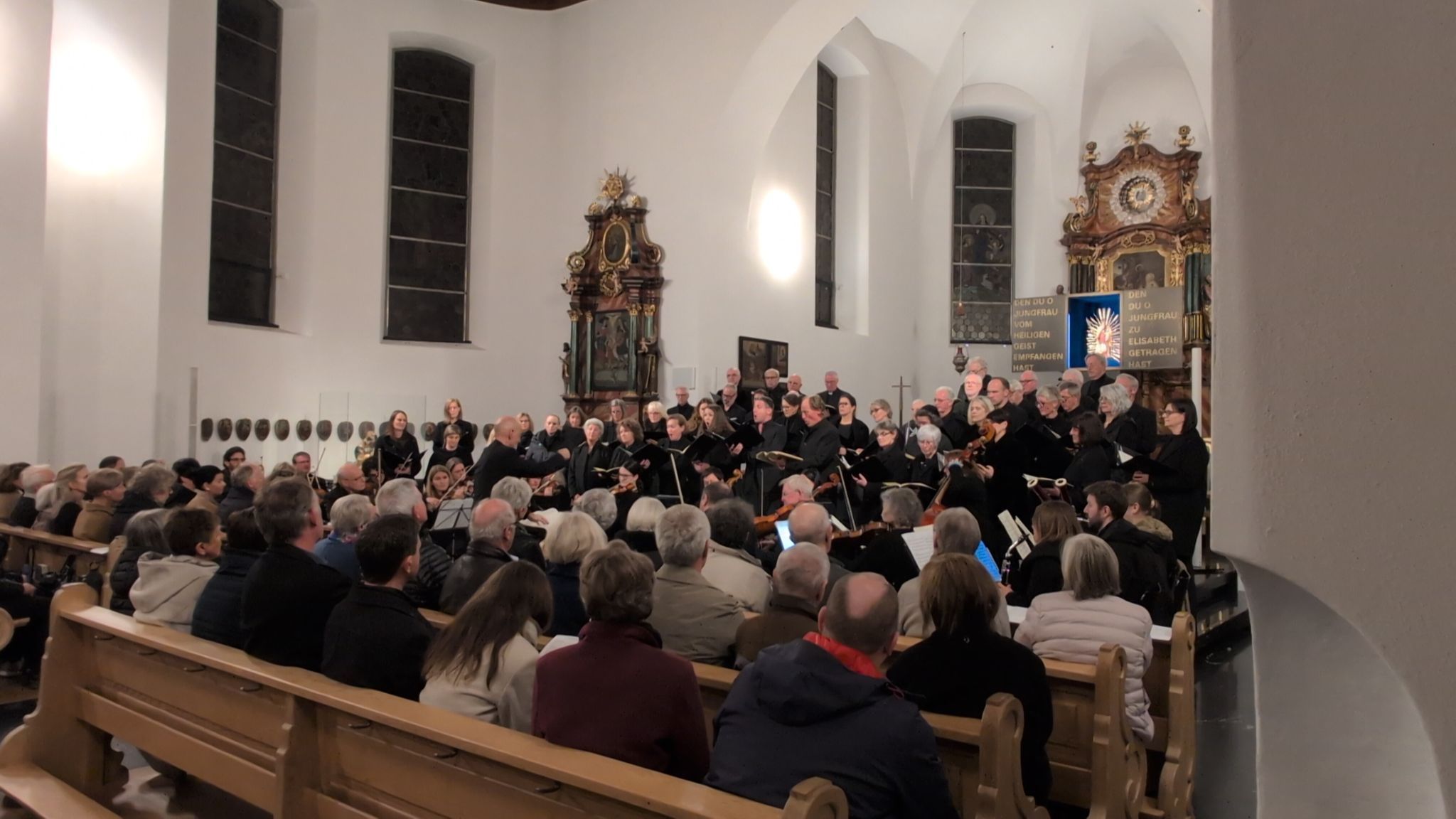 Die Basilika war bis auf den letzten Platz gefüllt.