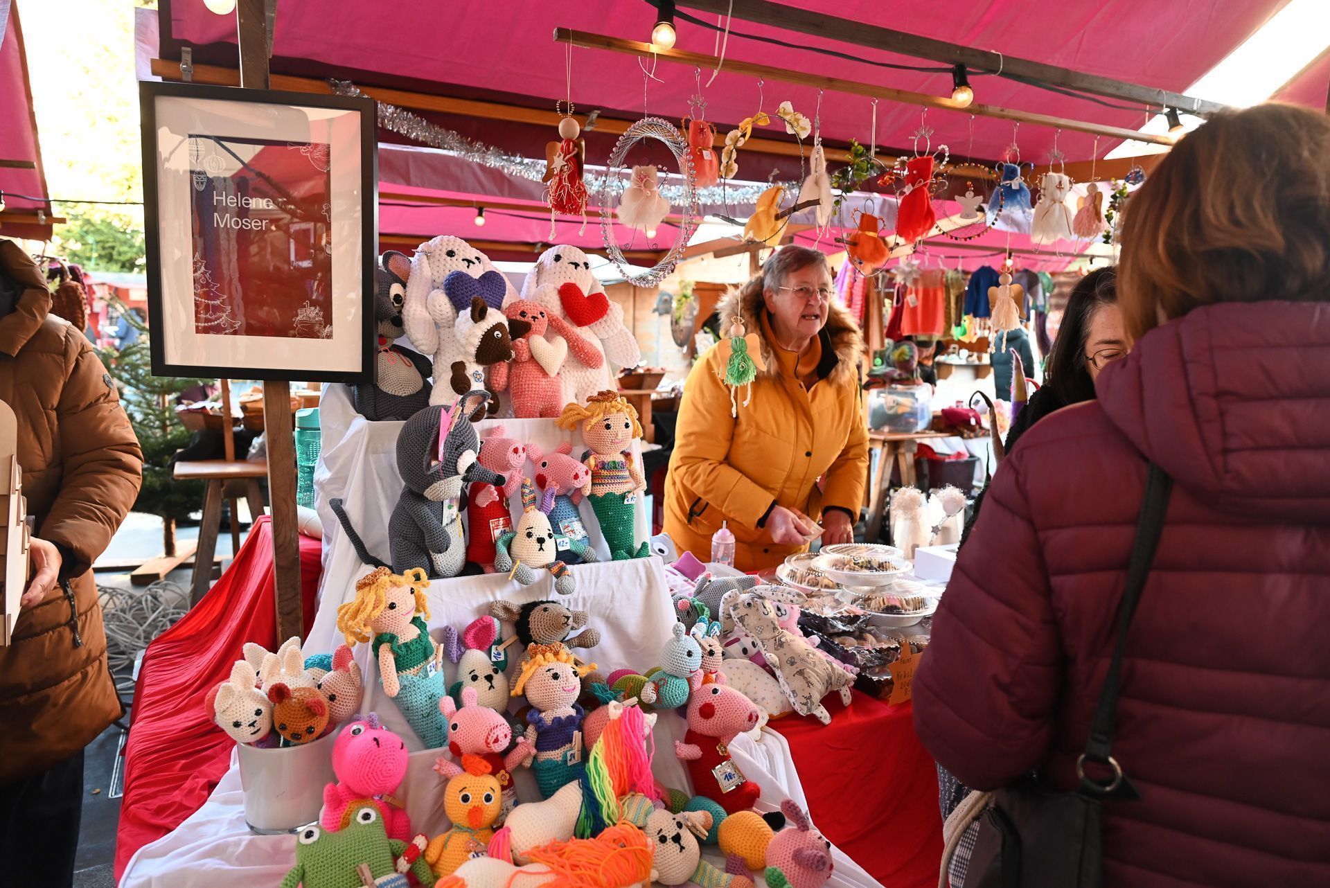 Durch den Markt gehen und sich von den zahlreichen Angeboten in Weihnachtsstimmung bringen lassen: Viele Besucher kamen am ersten Tag bereits am Nachmittag.