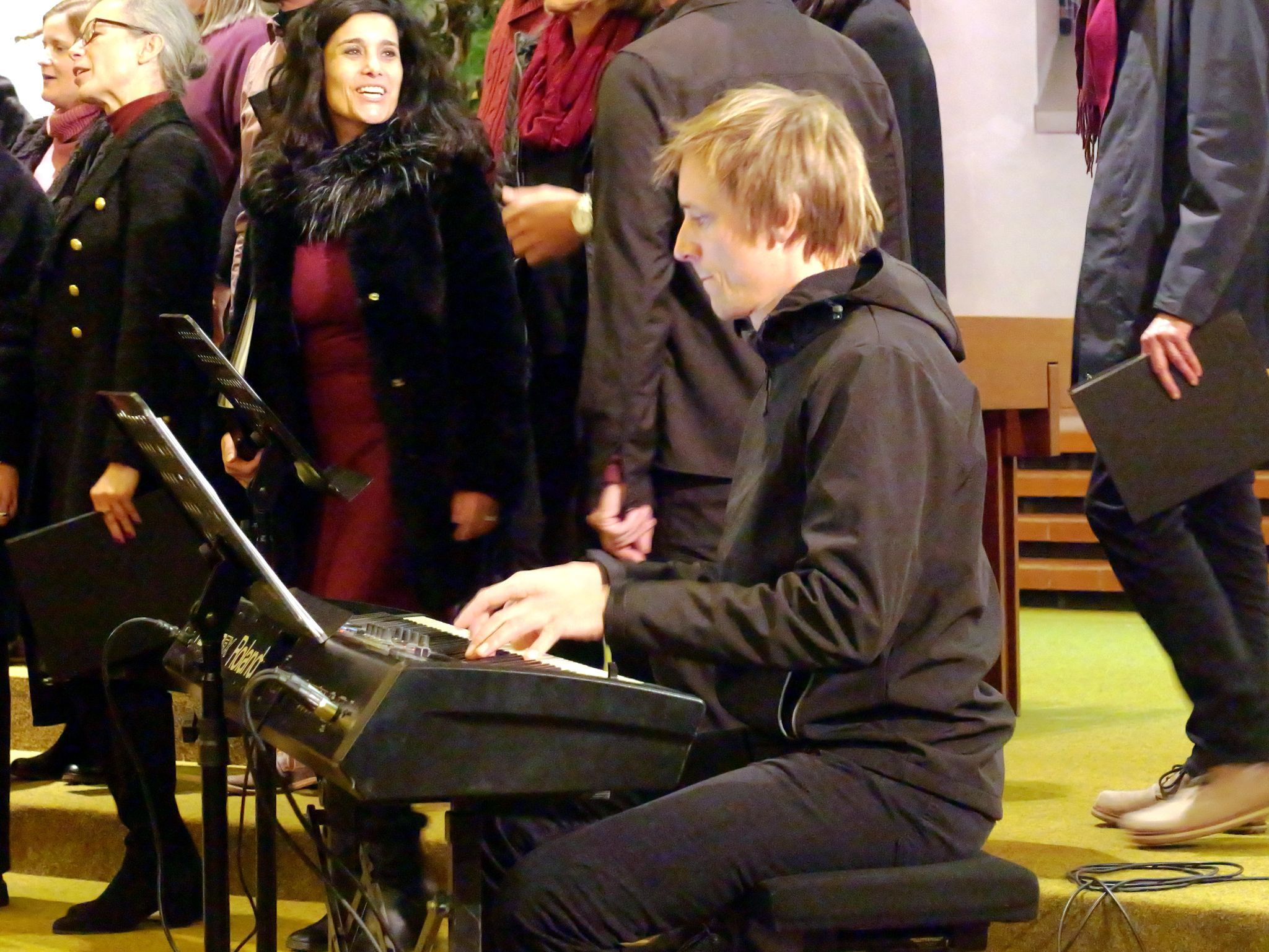 Philipp Sonderegger begeisterte mit leidenschaftlicher Begleitung bei schwungvollen Gospelsongs.