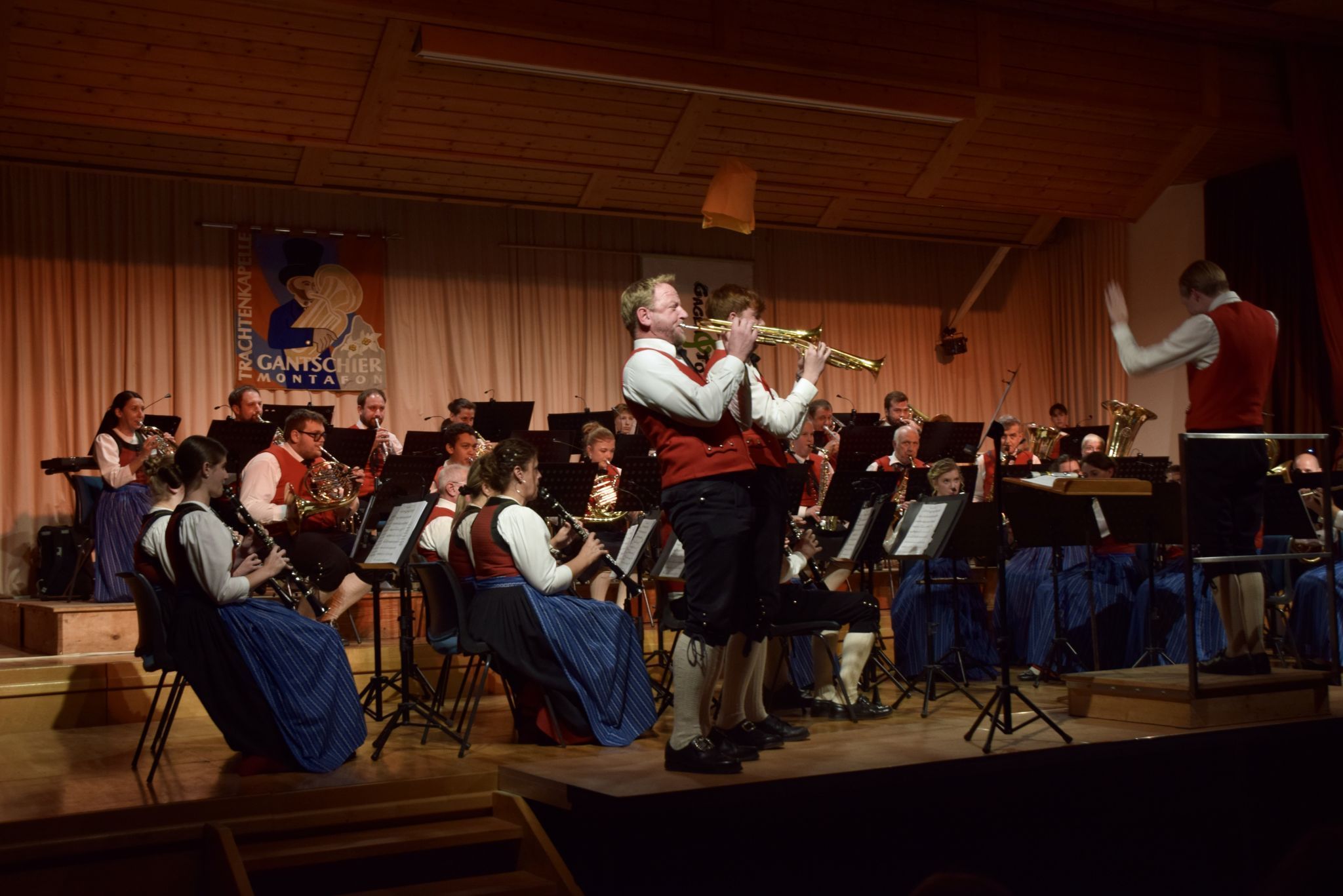 Die Trachtenkapelle Gantschier mit den beiden Solisten Andreas Würbel und Julius Prax am ersten Konzertabend.