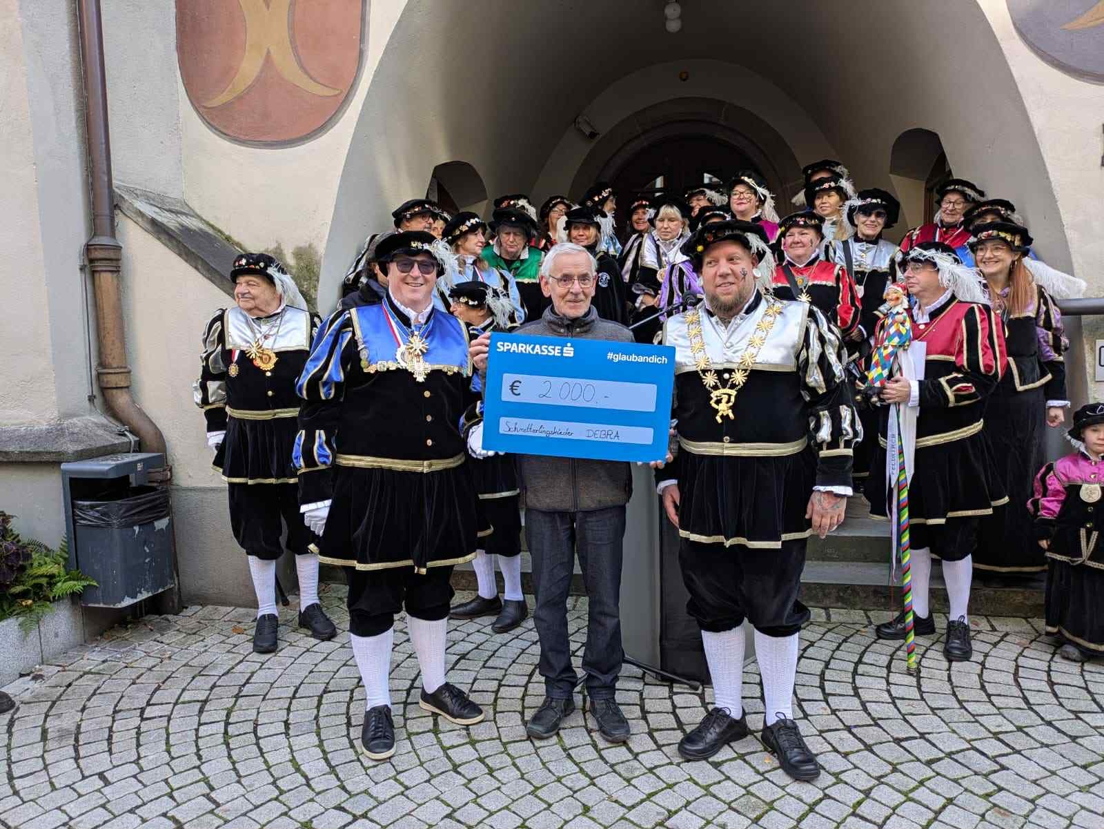 Spältabürger Feldkirch überreichen Quadro Ernst eine hohe Spendensumme für Debra Austria.