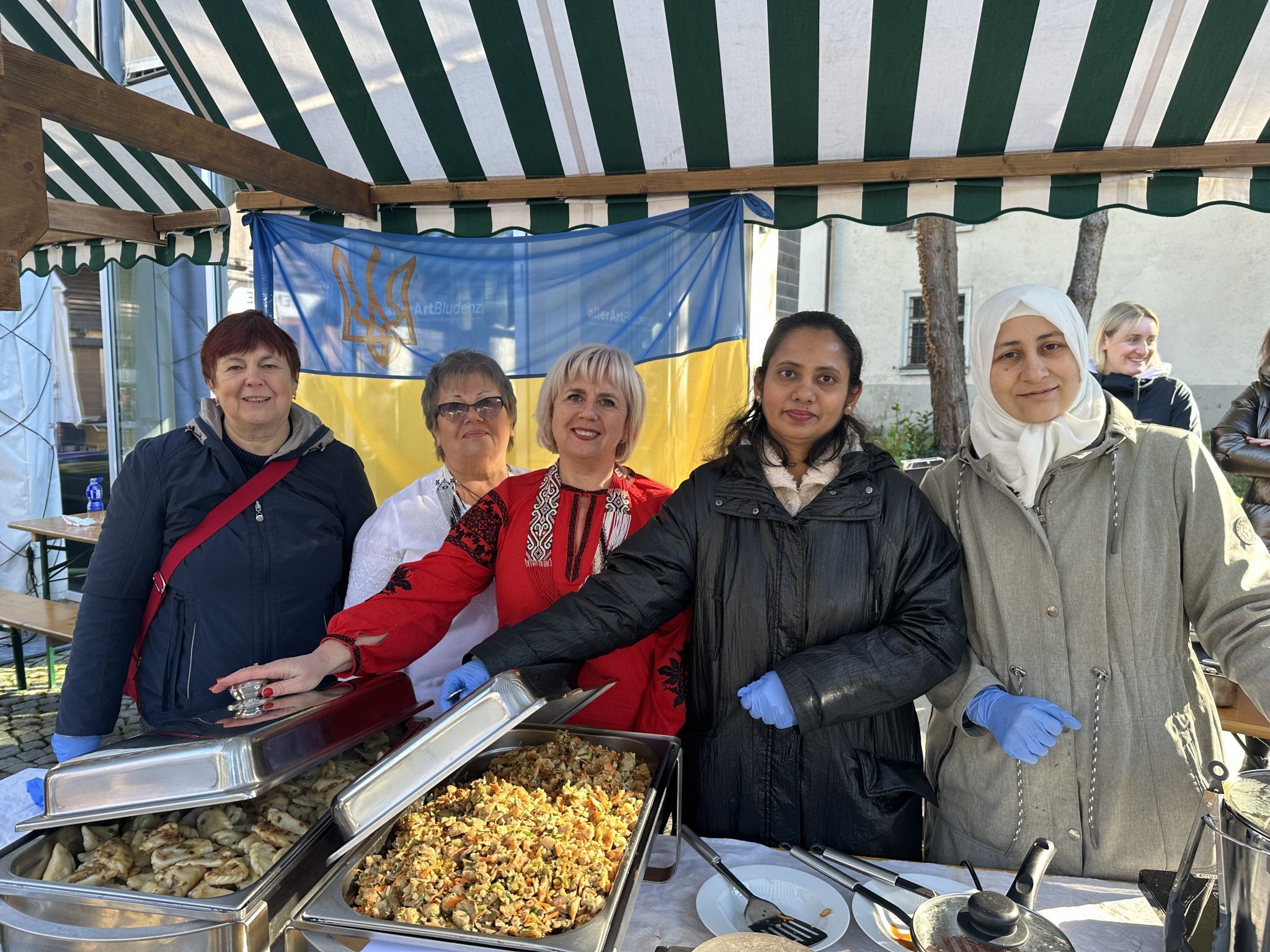 Olha, Anastasiia, Irina und Natalia aus der Ukraine, Linde Gedarrt Wathsala Matura Nirsoshani aus Sri Lanka sowie Mnawar Maya aus Syrien