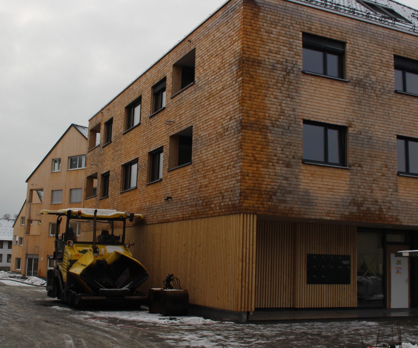 Auch das noch: Schneefall hat die zu Wochenbeginn gestarteten Asphaltierungsarbeiten unterbrochen. „Aber bis Samstag kriegen wir das noch hin“, gibt sich Hagen zuversichtlich.