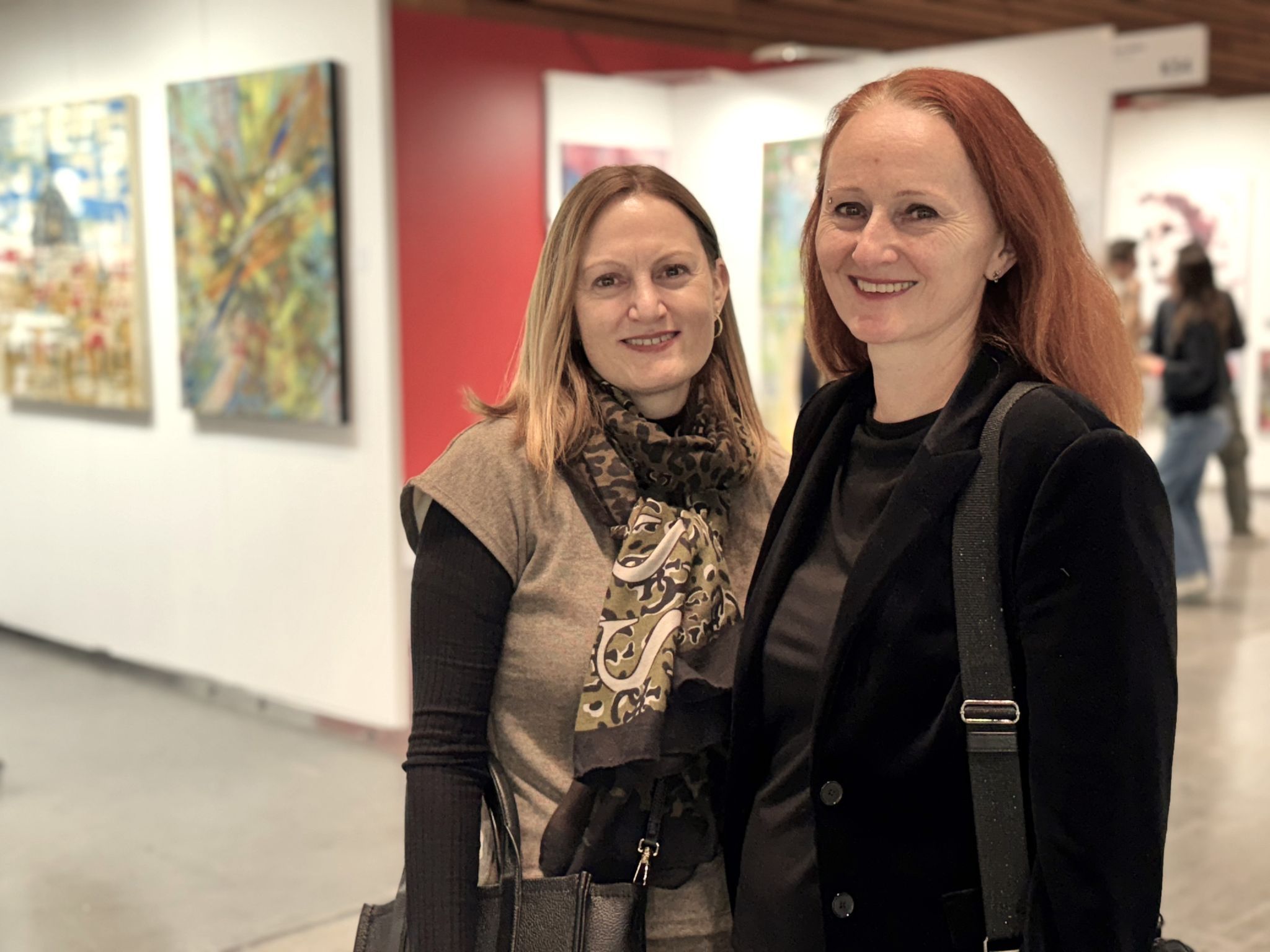 Unter den Messebesuchern: Sabrina Schwarz und Sandra Valandro.