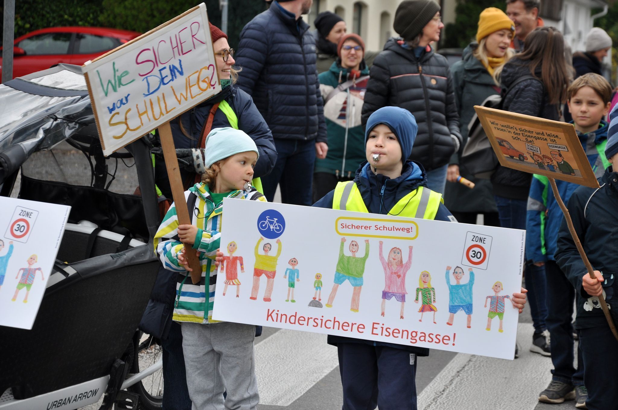 Die Kinder hatten Schilder gebastelt und machten mit Trillerpfeifen auf sich aufmerksam.