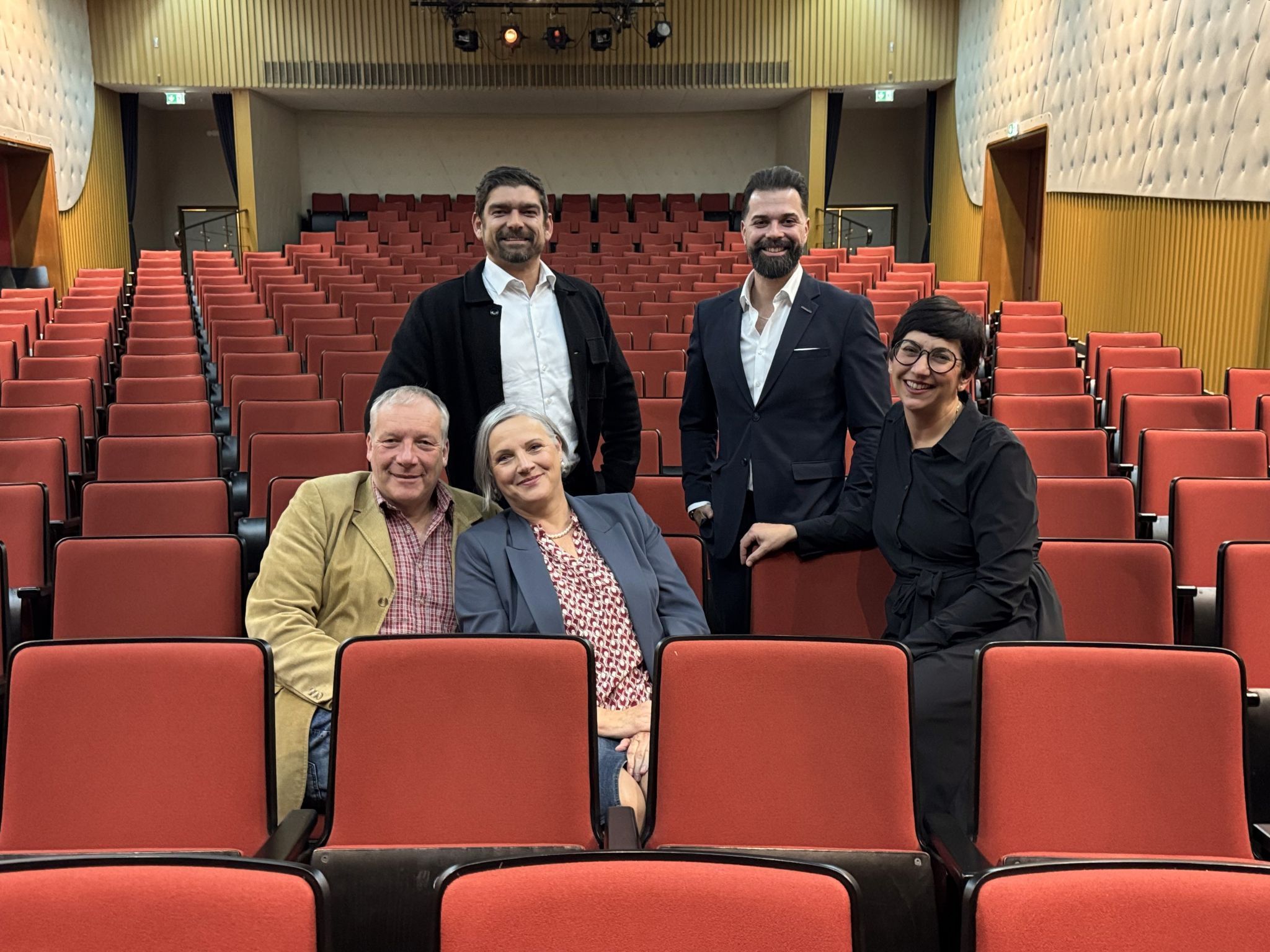 Patrick Fleisch (Leiter Key Account Russmedia Impact) und Organisator Benjamin Pilz (Leiter des Regionalverkaufs bei Russmedia Impact) und Geschäftsführerin Katja Jochum (Vorarlberger Volkstheater) mit den Kabarettisten Stefan Vögel und Maria Neuschmid.