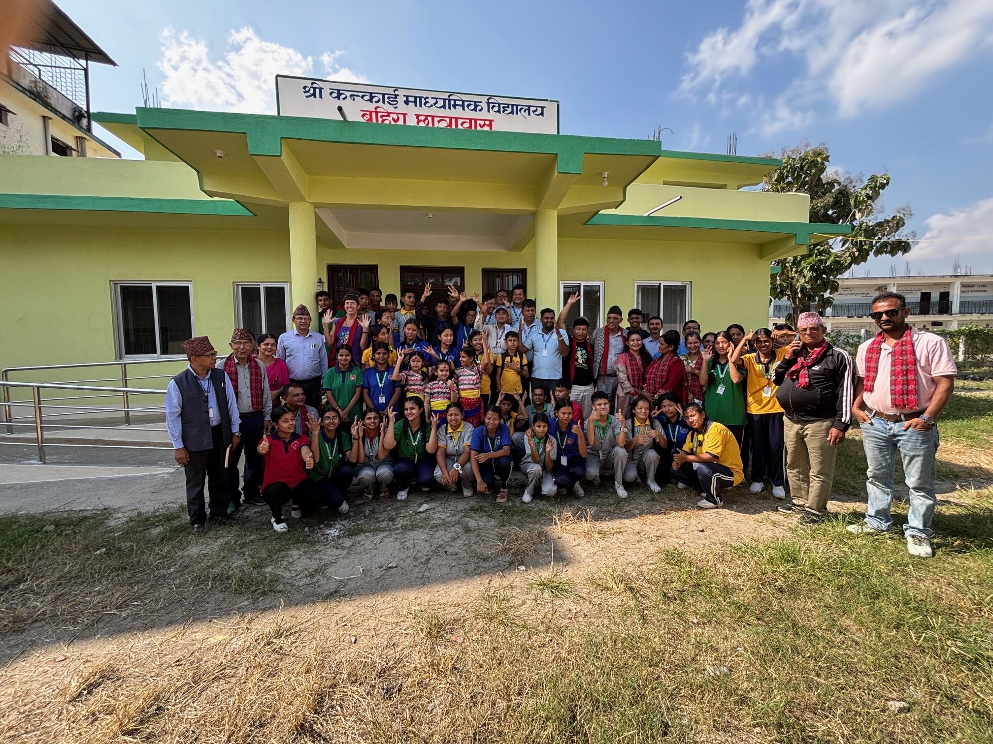Es entstehen Klassenzimmer und der Zugang zu Bildung und sauberem Trinkwasser wird ermöglicht.