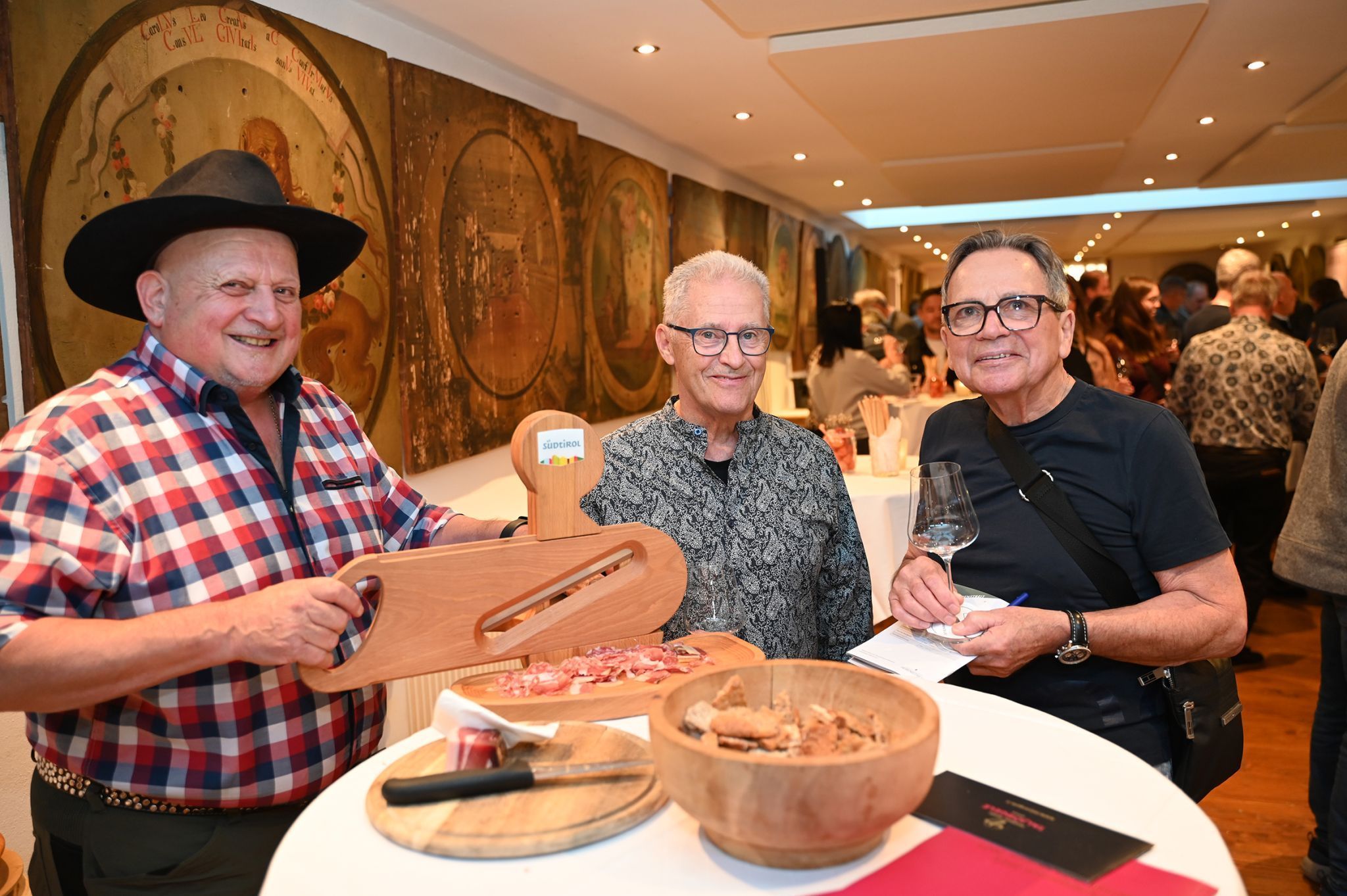 Heinrich Haller schnitt Speck für Norbert Lins und Richard Strolz