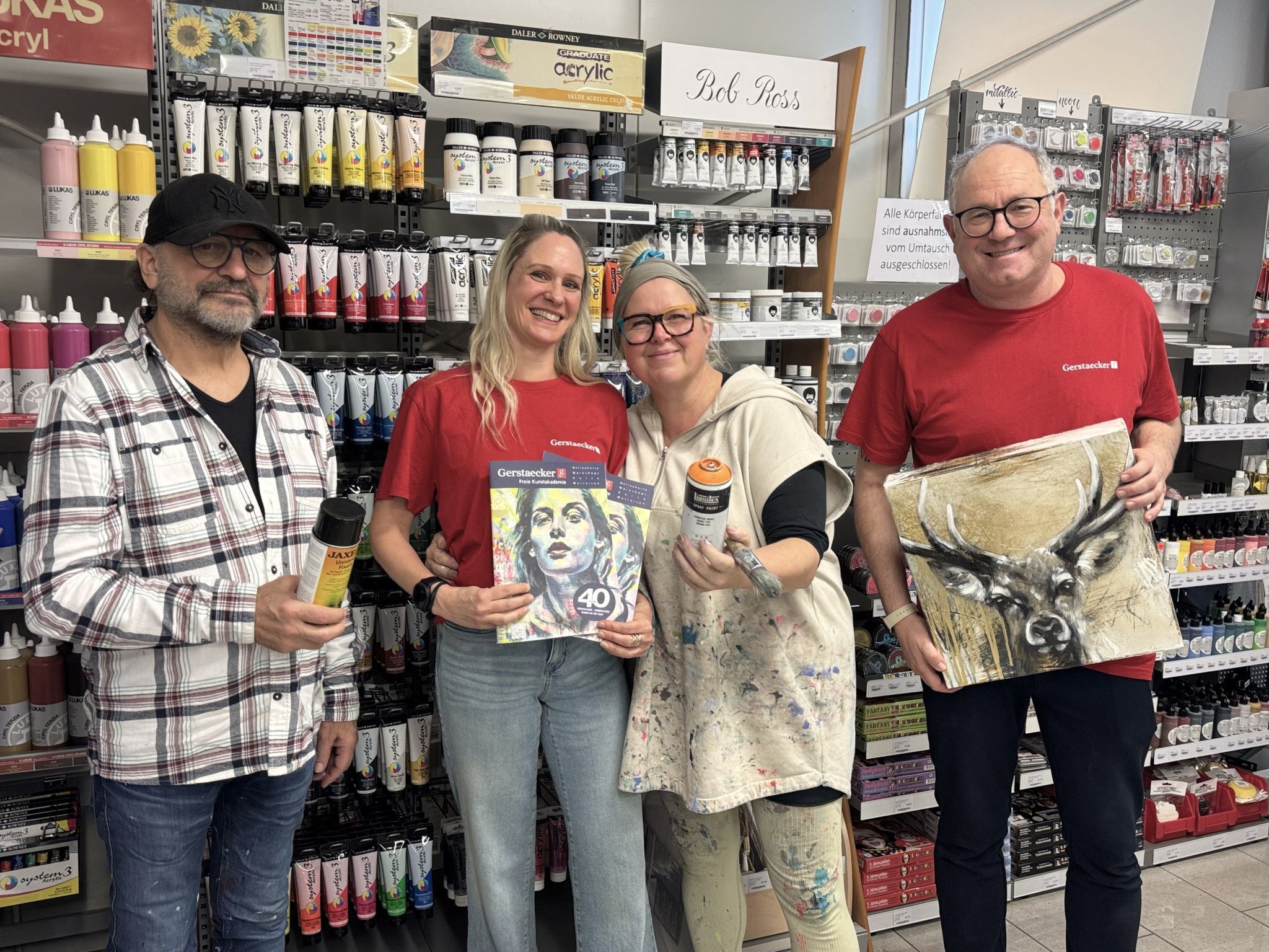 Filialleiter Manfred Linder (re.) und Barbara Bereiter (Freie Kunstakademie Gerstaecker) mit den Künstlern Werner Bösch und Ilona Griss-Schwärzler bei der Jubiläums-Hausmesse.