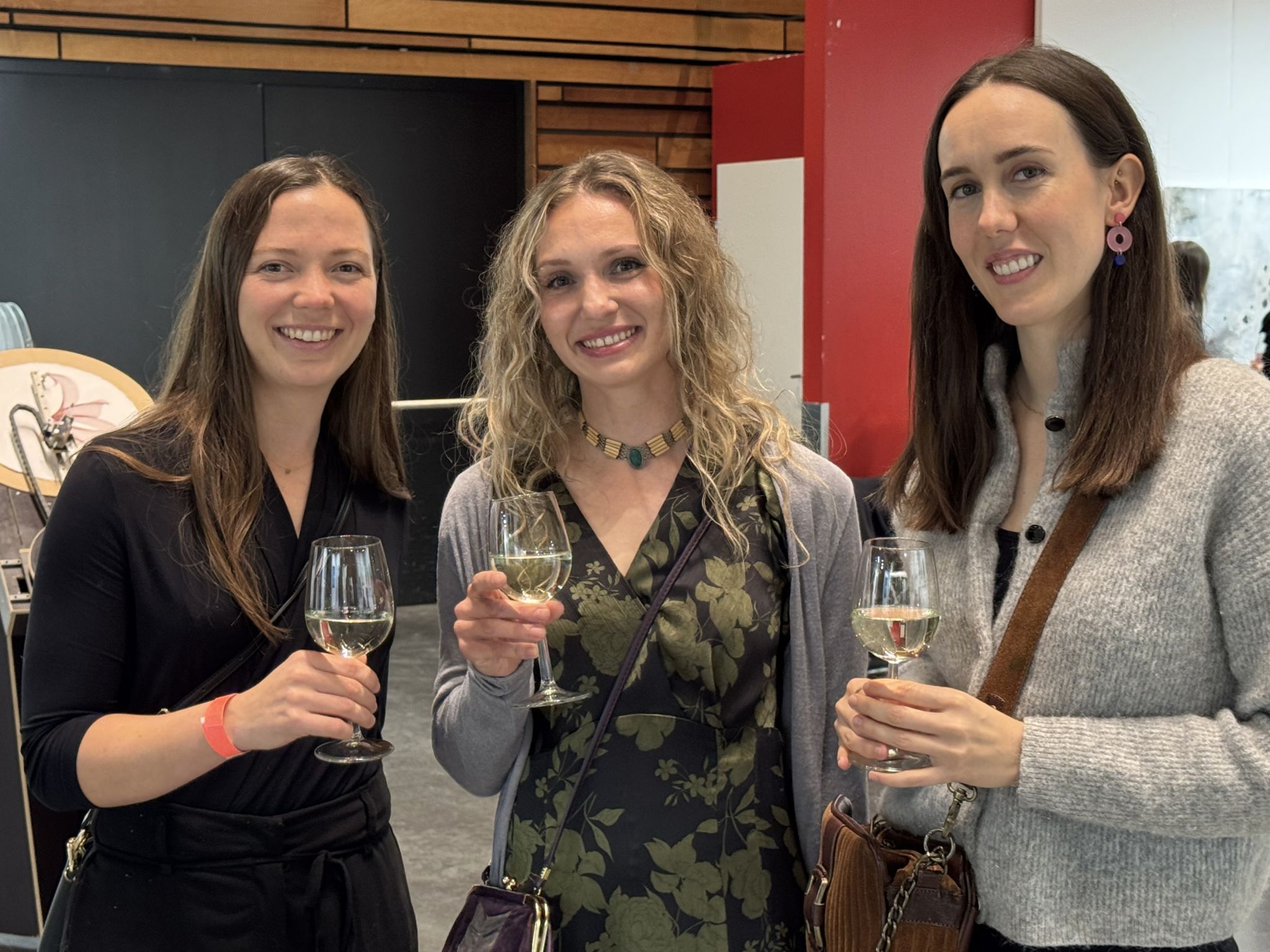 Kunstbegeistert: Anna Klammer, Luise Schaub und Eva-Maria Amann.