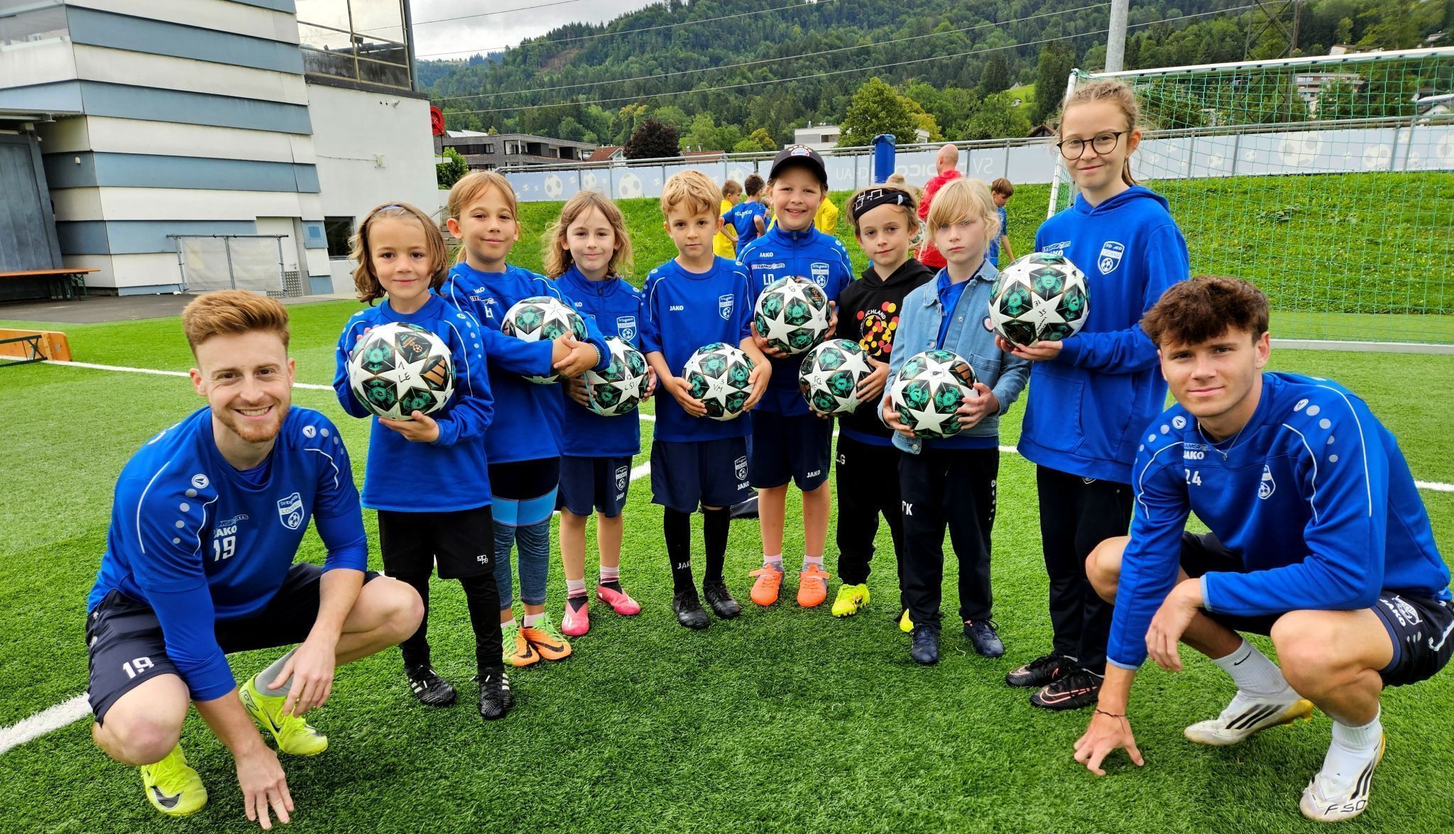Spieler der Kampfmannschaft als willkommene Gäste beim Fußball-Nachwuchs-Camp des SV typico Lochau.