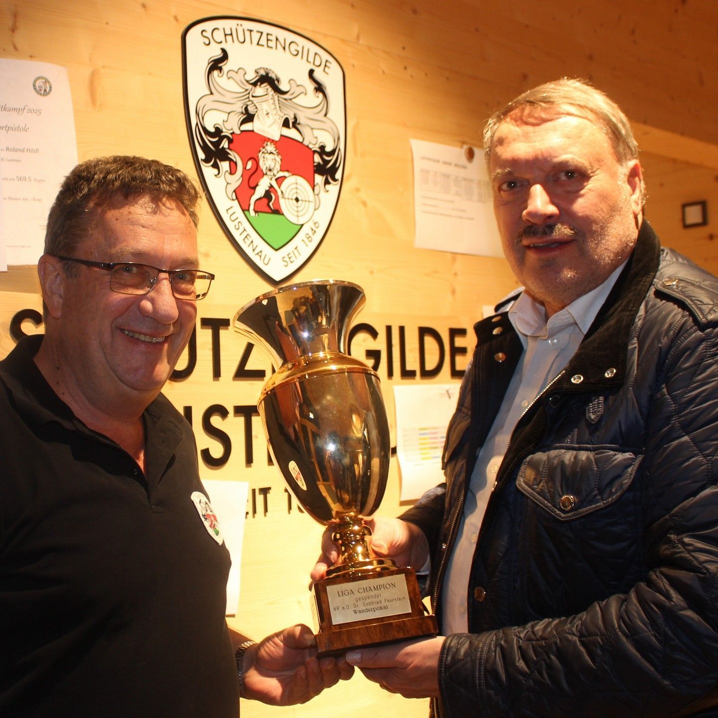 Mit Walter Hagen (Heinz Hagen: „Als Kassier ist er mein wichtigster Vorstandskollege.“) präsentiert der Oberschützenmeister den von Landesoberschützenmeister Gottfried Feurstein gestifteten Mannschafts-Wanderpokal, der bei 13 Wettbewerben fünfmal nach Lustenau ging – und dort auch aktuell steht.