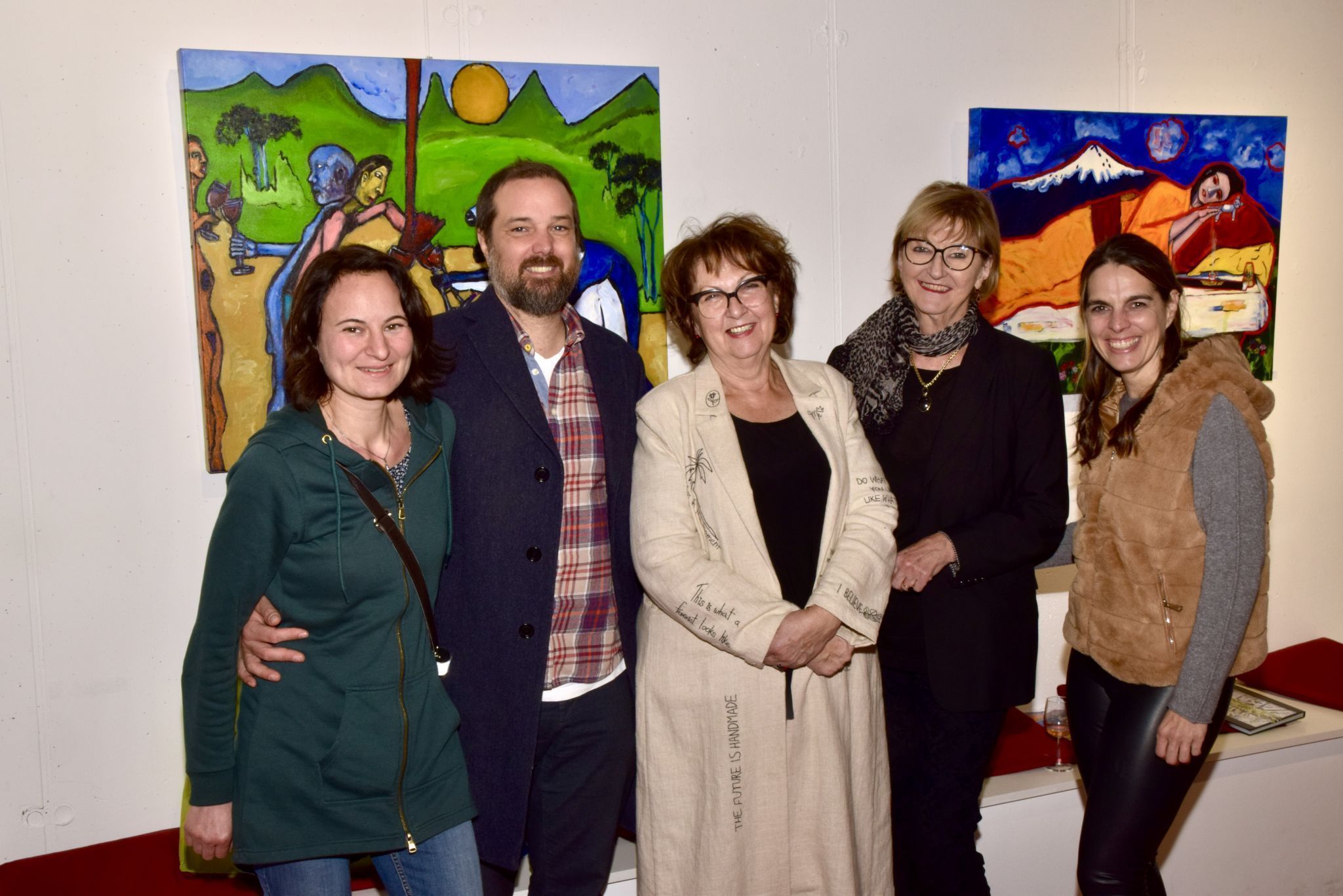 Karin Feuerstein, Daniel Bragagna, Galeristin Sigrid Fritsche, Edith Mahner und Cornelia Pecoraro hatten am Minissageabend viel zu lachen.