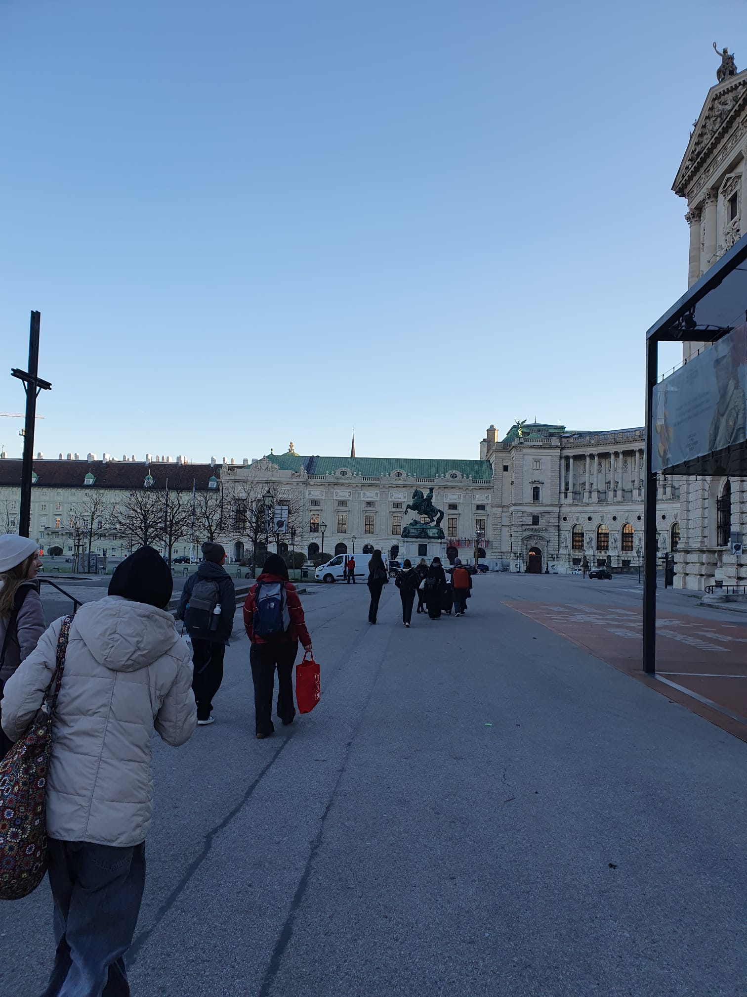 Die Jugendbotschafter*innen Vorarlberg auf dem Weg zum besonderen Termin in Wien.