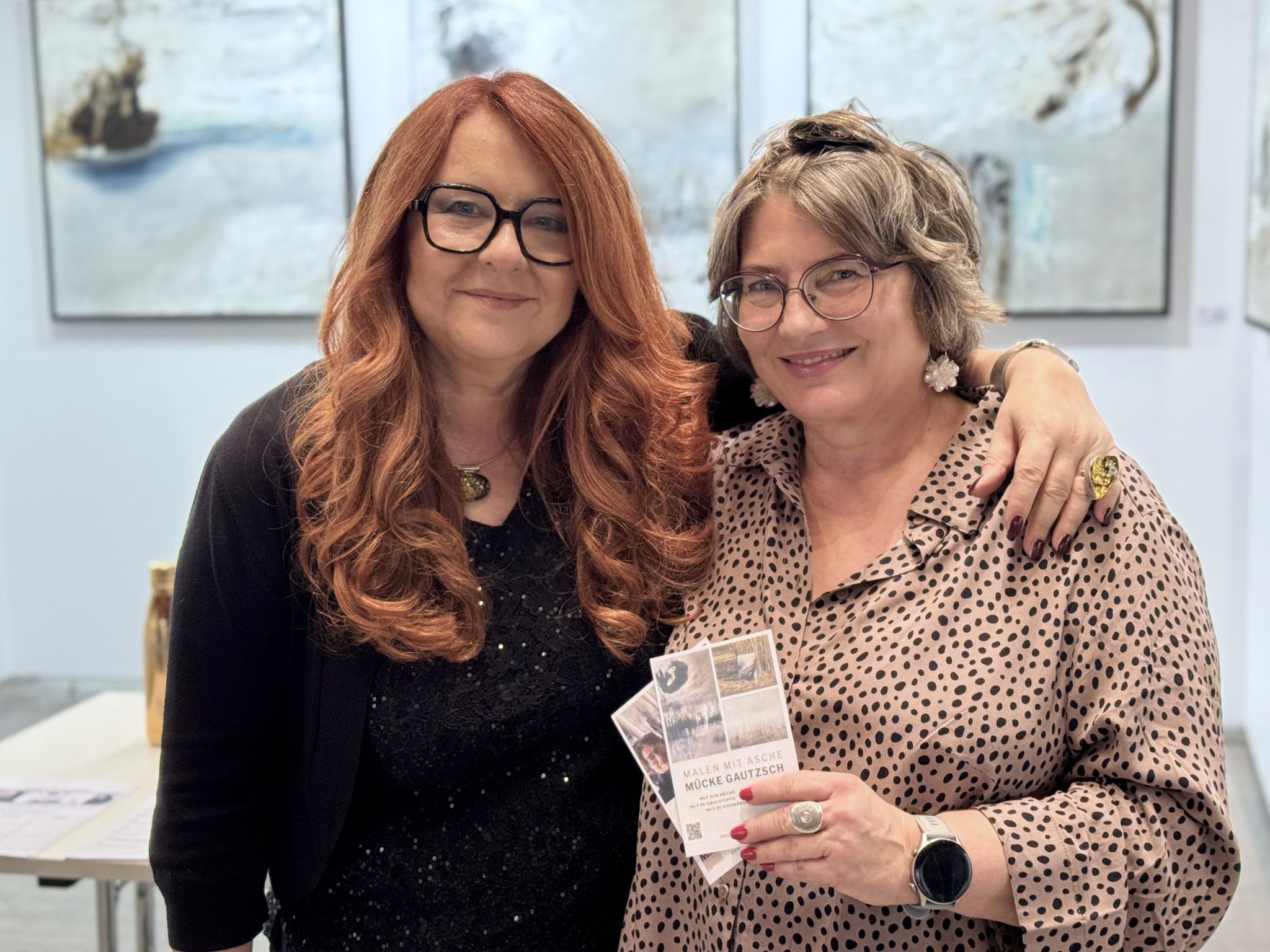 Art Business Coach Renata Schepmann und Mücke Gautzsch (Malen mit Asche).