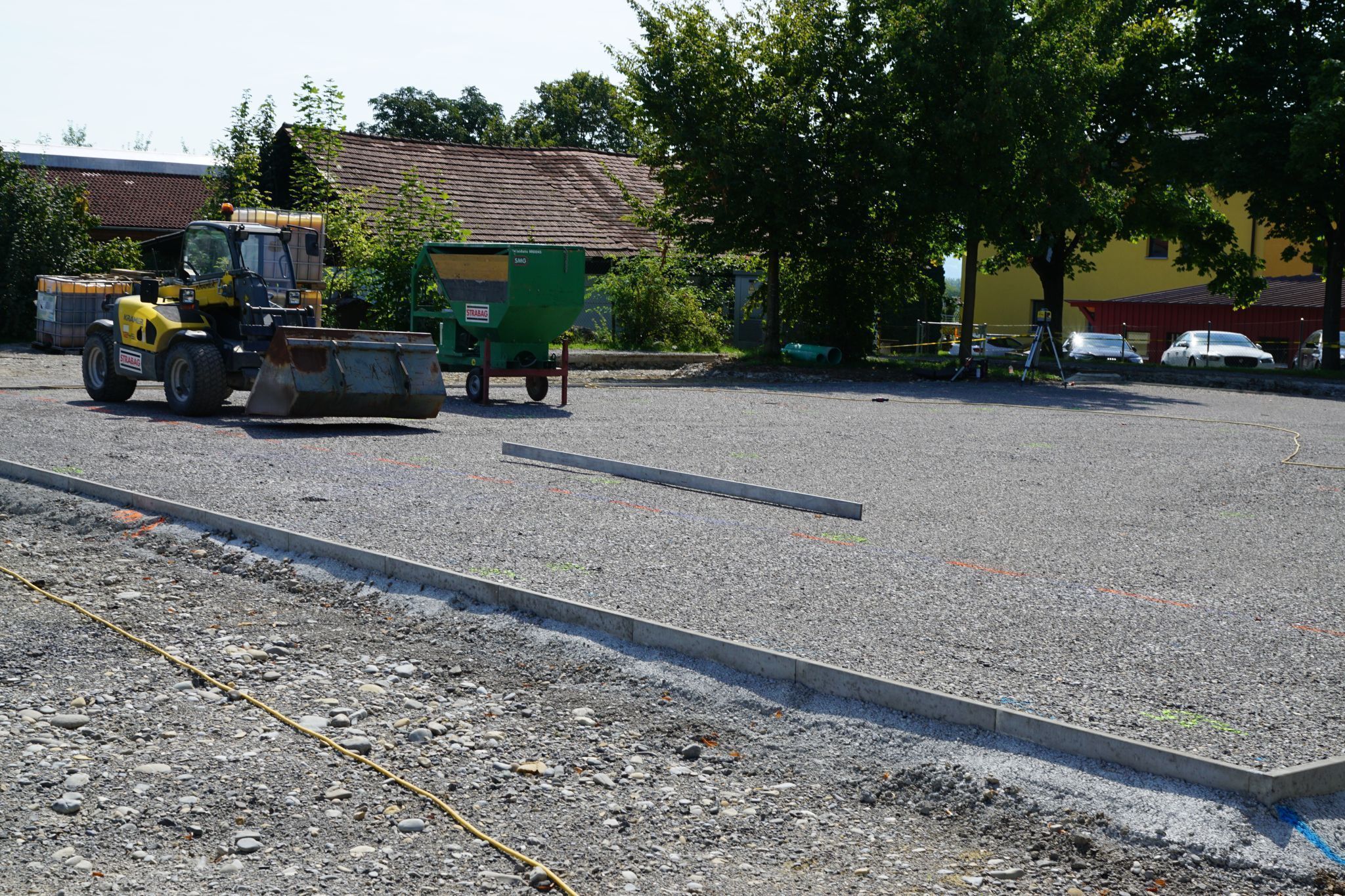 Im August wurde mit der Errichtung des Hartplatzes im hinteren Bereich der Volksschule als Alternative - Stichwort Neubau Doppelturnhalle - begonnen.
