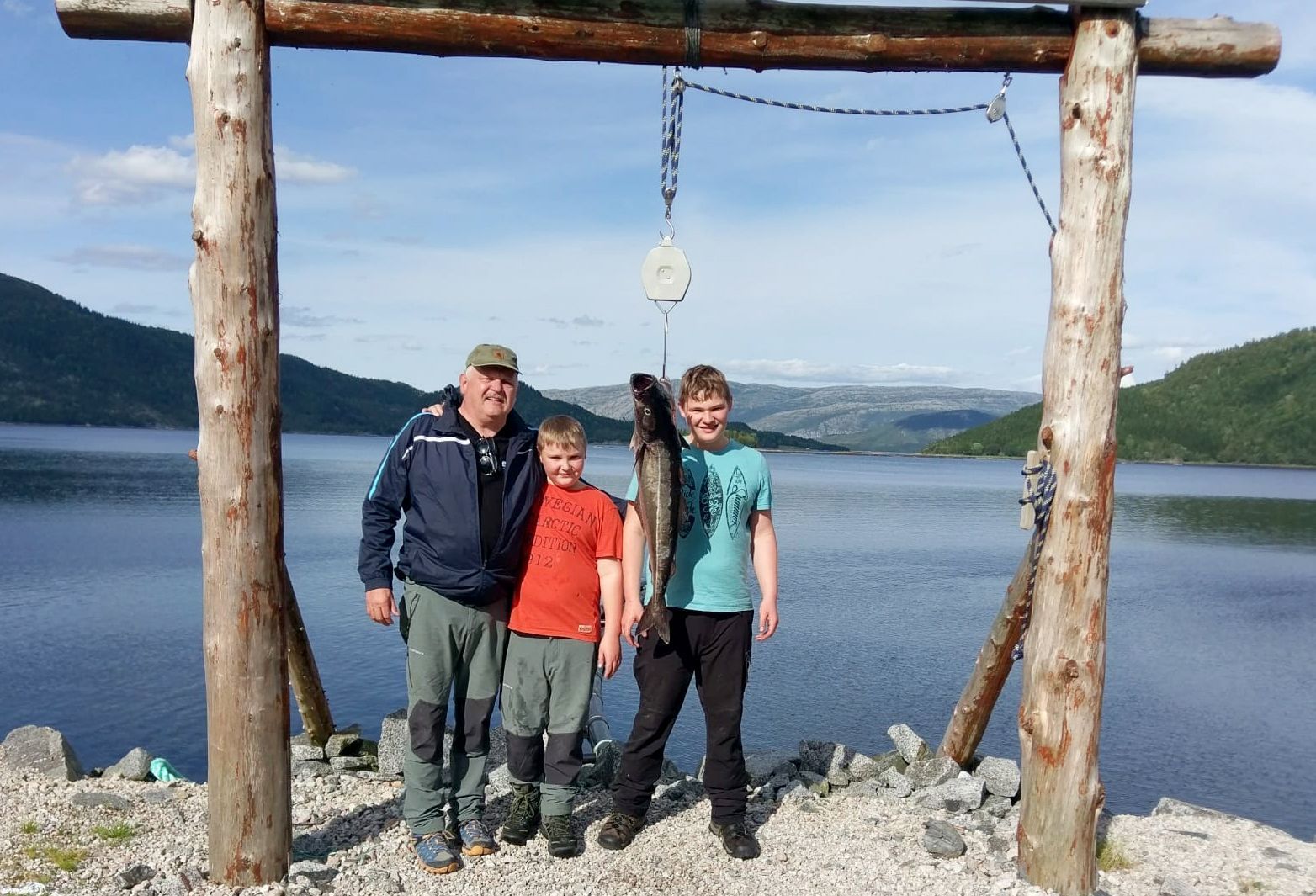 Norbert mit seinen Buben am Fischen