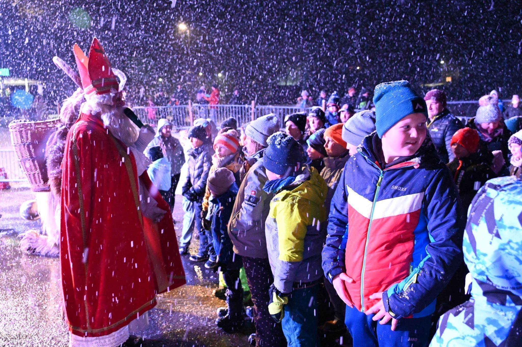 Bei winterlichen Bedingungen kam der Nikolaus zu Besuch.
