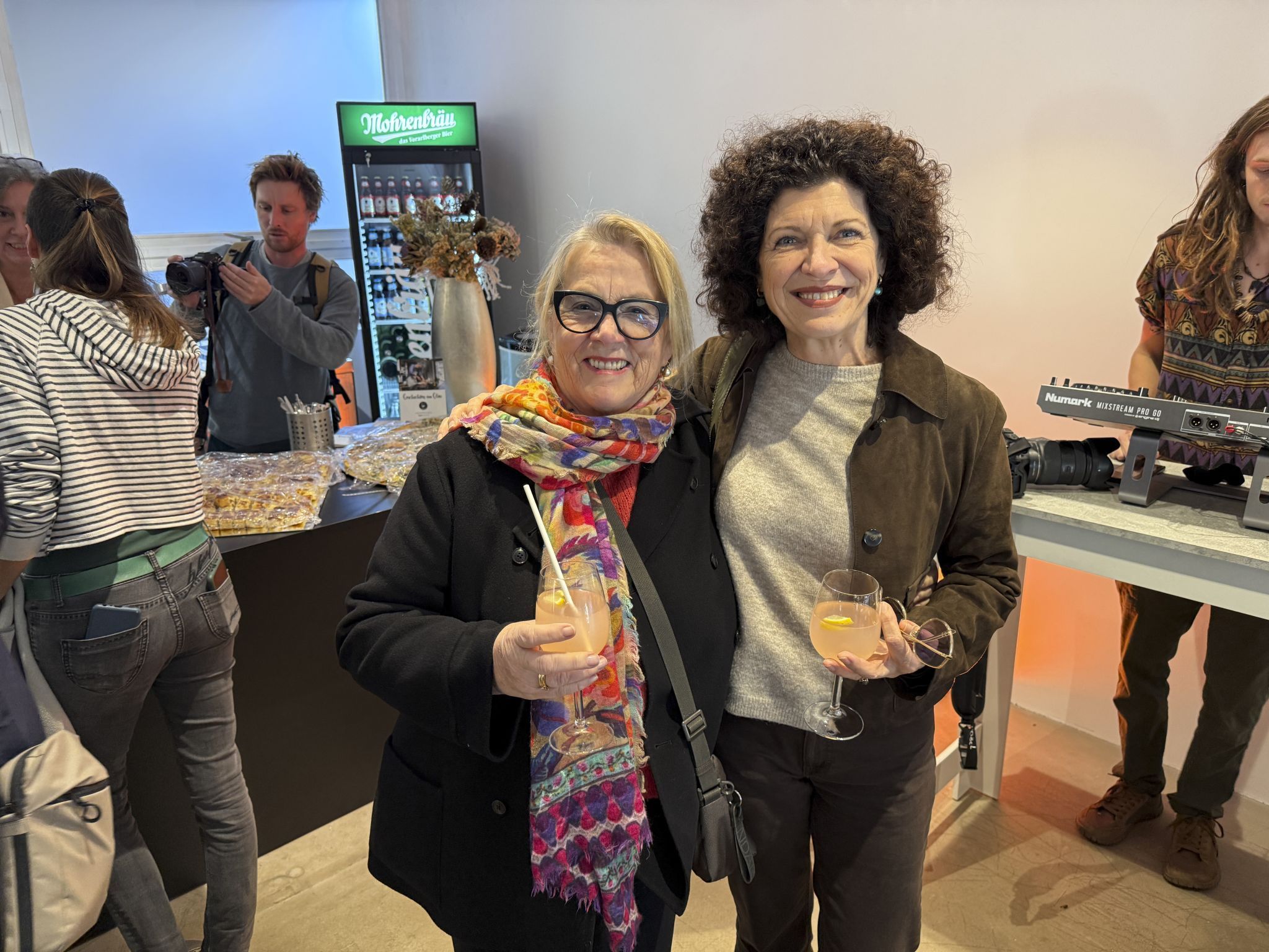 Annemarie Simma und Katharina Daly beim Apero