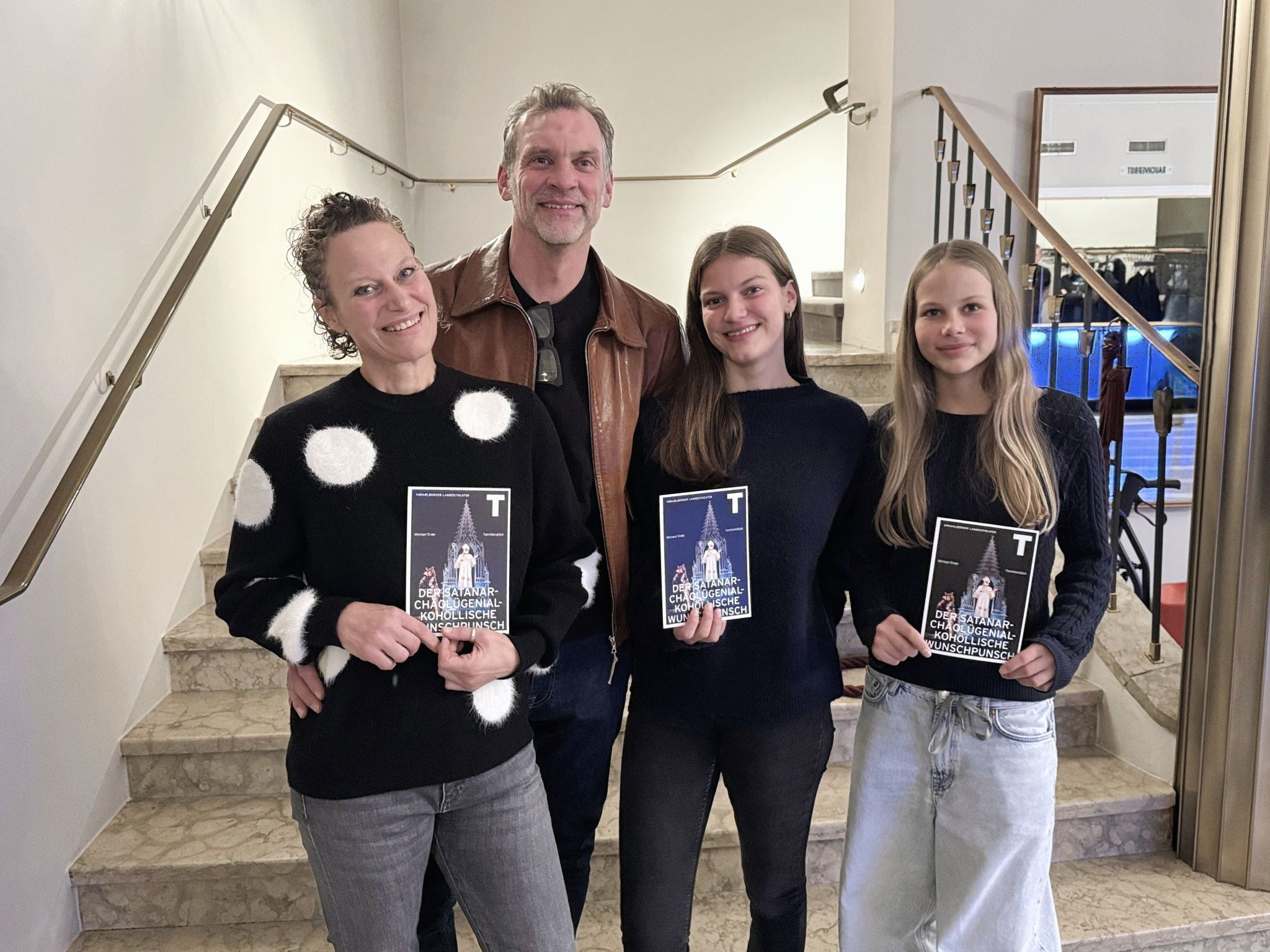 Seit 20 Jahren besuchen Gabi und Günter Kohler gemeinsam mit ihren vier Kindern das Weihnachtsstück am Vorarlberger Landestheater. Dieses Jahr waren die Töchter Adele und Matilda mit dabei.